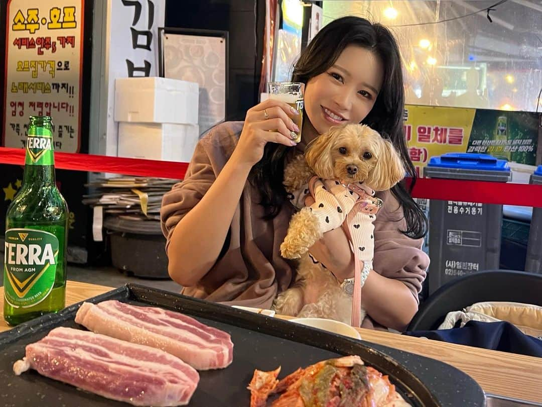 吉美あやのインスタグラム：「ララ子と外食🐶🩷🥩 なんか一緒に韓国にいるの 夢みたいやなぁ🥹✨  #selfie #셀카 #셀스타그램 #소통 #촬영 #레이싱모델 #모델 #일본여자 #japanesegirl #followme #吉美あや #モデル #ポートレート #写真好きな人と繋がりたい #ファインダー越しの私の世界 #photography #pic #picture  #韓国移住 #犬連れ韓国 #韓国留学」