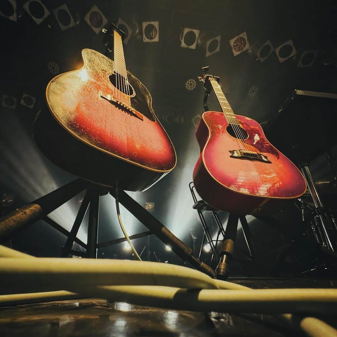 Chageのインスタグラム：「ーーーーーーーーーーーー今回の細道のメインギター。J-45とDove。 同じGibsonでもまったく性格が違う兄弟のようです。みなさんも細道の会場でこの2本のギターの音色の違いを楽しんでくださいね♪ そして昨日の新潟細道で確信したこと。 「 Liveって本当に一期一会ですね。」 そんな明日の旅は金沢細道です。 #chageのずっと細道  #j45gibson  #dovegibson」