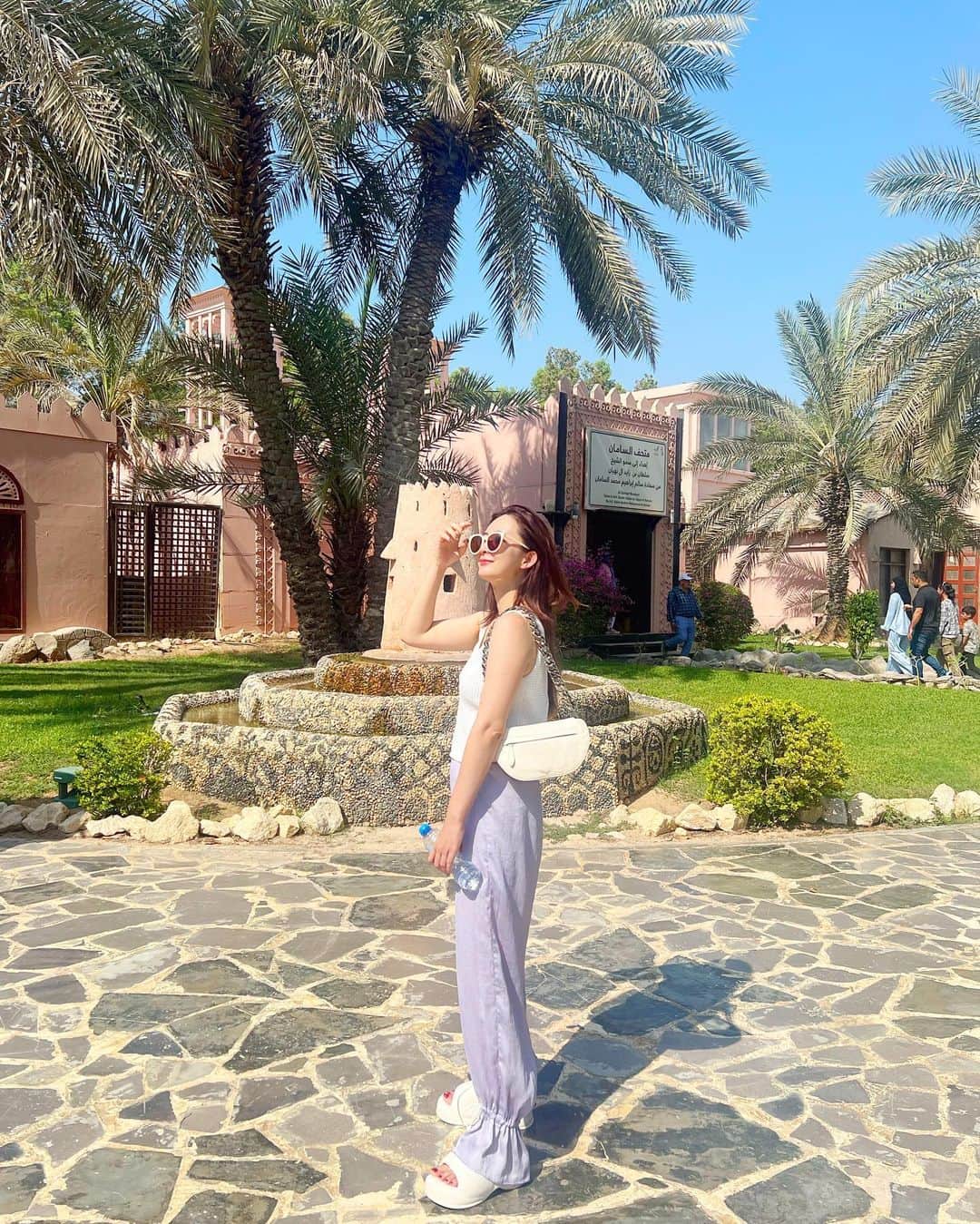 渡辺真実絵のインスタグラム：「_ Abū Dhabī 🇦🇪🕌  @maison.ellie_official のこのパンツはぜったい連れて行きたかった😂✨オールドなドバイもかわいくて好き🫶  常夏な日々が恋しい🥰🍉  (そろそろドバイ投稿終えます🙏笑)」