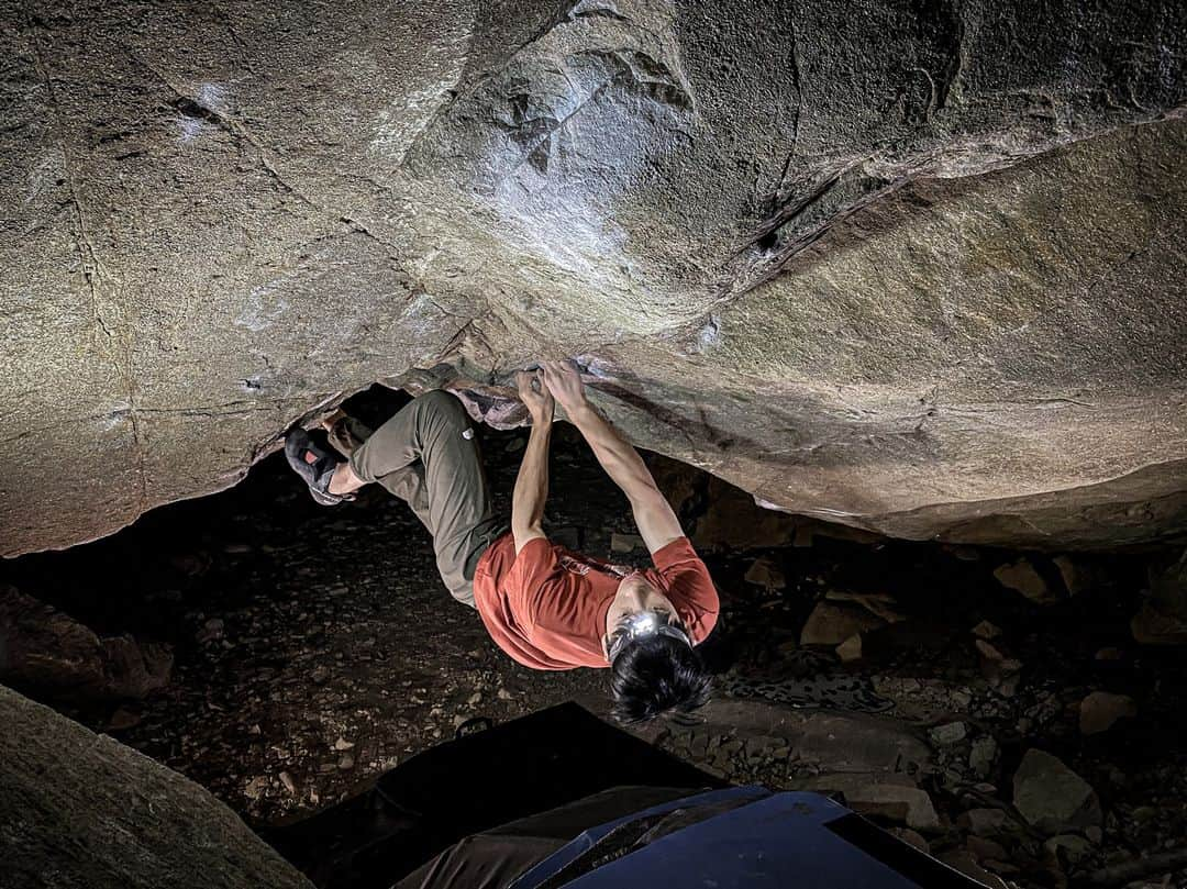 中島徹のインスタグラム：「Flux ~V15 FA  This line has been a obvious project in Maze area. Start on Ochimizu, passing the first crux and linking into the crux of Alter, and finish on that.  I'm happy to make a quick send, but this line was not as hard as I had thought it would be. However, because it is not extremely hard compared to the two existing lines, this great line will be welcomed by many climbers. Anyway, big respect to @dai_koyamada, who opened the two existing lines, team @goldhorse2023 developed this area, and @hirocky_gero introduced me to this roof. There is another big project on the other side of the roof. I'll be back soon.  problem: Flux ~V15 climber: saruzaemon photo: @nomura_shinichiro  location: Maze」