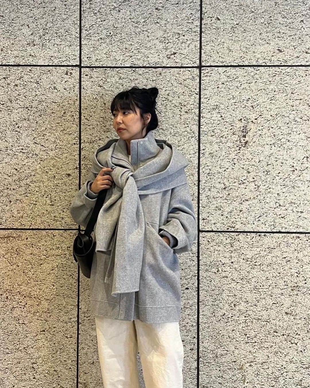 ETRÉ TOKYO ストアさんのインスタグラム写真 - (ETRÉ TOKYO ストアInstagram)「@etretokyo  【Recommend Items】  ㅤㅤㅤ ㅤㅤㅤ #ETREフーディストールリバーショートコート GREY / BLACK S.M size ¥49,500(tax in) ㅤㅤㅤ ㅤㅤ ㅤㅤㅤ新宿スタッフ @etretokyo_maki 161cm GREY / M着用  ㅤㅤㅤ  ㅤㅤㅤ┈┈┈┈┈┈┈┈┈┈┈┈┈┈┈┈┈┈┈ ㅤㅤㅤ ㅤㅤ  【INFORMATION】 ⁡ㅤㅤㅤ ⁡ ※ルミネカード会員様限定で店舗通販のご利用が可能です。  ⁡ ※お電話がつながりにくい可能性がございます。 ⁡ ※また混雑時には入場制限及び 試着点数の制限を設けさせて頂きます。 予めご了承ください。 ⁡ ⁡ ご理解、ご協力を賜りますよう 心よりお願い申し上げます。   ㅤㅤㅤ 【LUMINE SHINJUKU STORE】 ETRÉ TOKYO ルミネ新宿2店 TEL：03-5989-0979  ー営業時間ー (平日、土日祝)11:00-21:00 ⁡  #etretokyo#etre#fashion#etretokyoshinjuku #etre#2023etre#etretokyo_staff_ootd#2023aw #大人ファッションコーデ #シンプルスタイル  #オトナカジュアルコーデ #オールインワンコーデ #モノトーンコーディネート #ストールコーデ #アウターコーデ #フーディ」11月4日 15時50分 - etretokyo_store