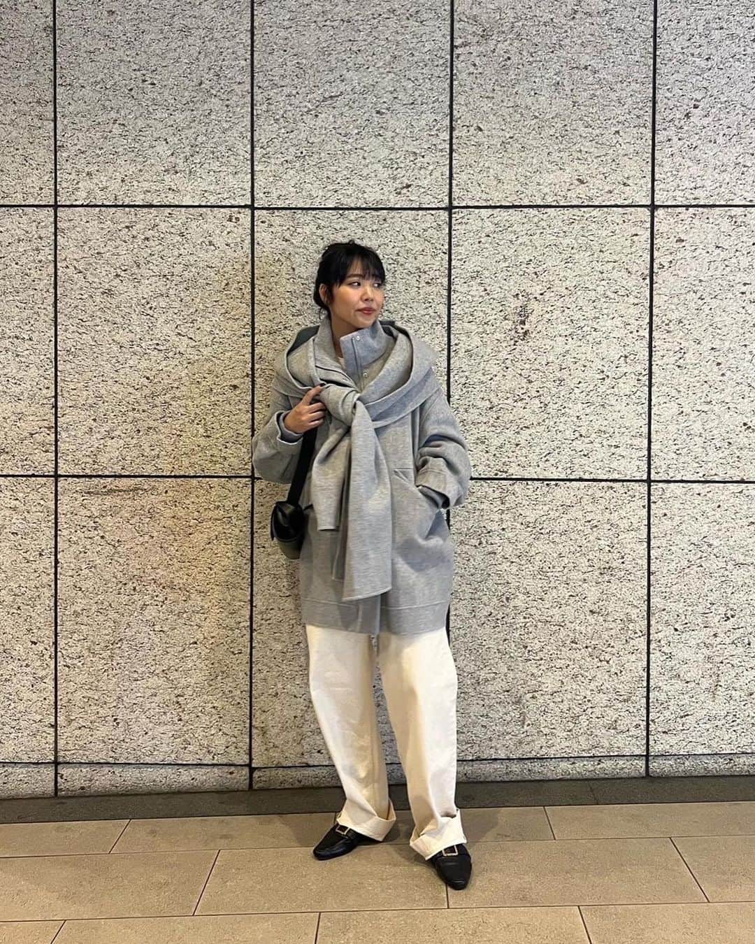 ETRÉ TOKYO ストアさんのインスタグラム写真 - (ETRÉ TOKYO ストアInstagram)「@etretokyo  【Recommend Items】  ㅤㅤㅤ ㅤㅤㅤ #ETREフーディストールリバーショートコート GREY / BLACK S.M size ¥49,500(tax in) ㅤㅤㅤ ㅤㅤ ㅤㅤㅤ新宿スタッフ @etretokyo_maki 161cm GREY / M着用  ㅤㅤㅤ  ㅤㅤㅤ┈┈┈┈┈┈┈┈┈┈┈┈┈┈┈┈┈┈┈ ㅤㅤㅤ ㅤㅤ  【INFORMATION】 ⁡ㅤㅤㅤ ⁡ ※ルミネカード会員様限定で店舗通販のご利用が可能です。  ⁡ ※お電話がつながりにくい可能性がございます。 ⁡ ※また混雑時には入場制限及び 試着点数の制限を設けさせて頂きます。 予めご了承ください。 ⁡ ⁡ ご理解、ご協力を賜りますよう 心よりお願い申し上げます。   ㅤㅤㅤ 【LUMINE SHINJUKU STORE】 ETRÉ TOKYO ルミネ新宿2店 TEL：03-5989-0979  ー営業時間ー (平日、土日祝)11:00-21:00 ⁡  #etretokyo#etre#fashion#etretokyoshinjuku #etre#2023etre#etretokyo_staff_ootd#2023aw #大人ファッションコーデ #シンプルスタイル  #オトナカジュアルコーデ #オールインワンコーデ #モノトーンコーディネート #ストールコーデ #アウターコーデ #フーディ」11月4日 15時50分 - etretokyo_store
