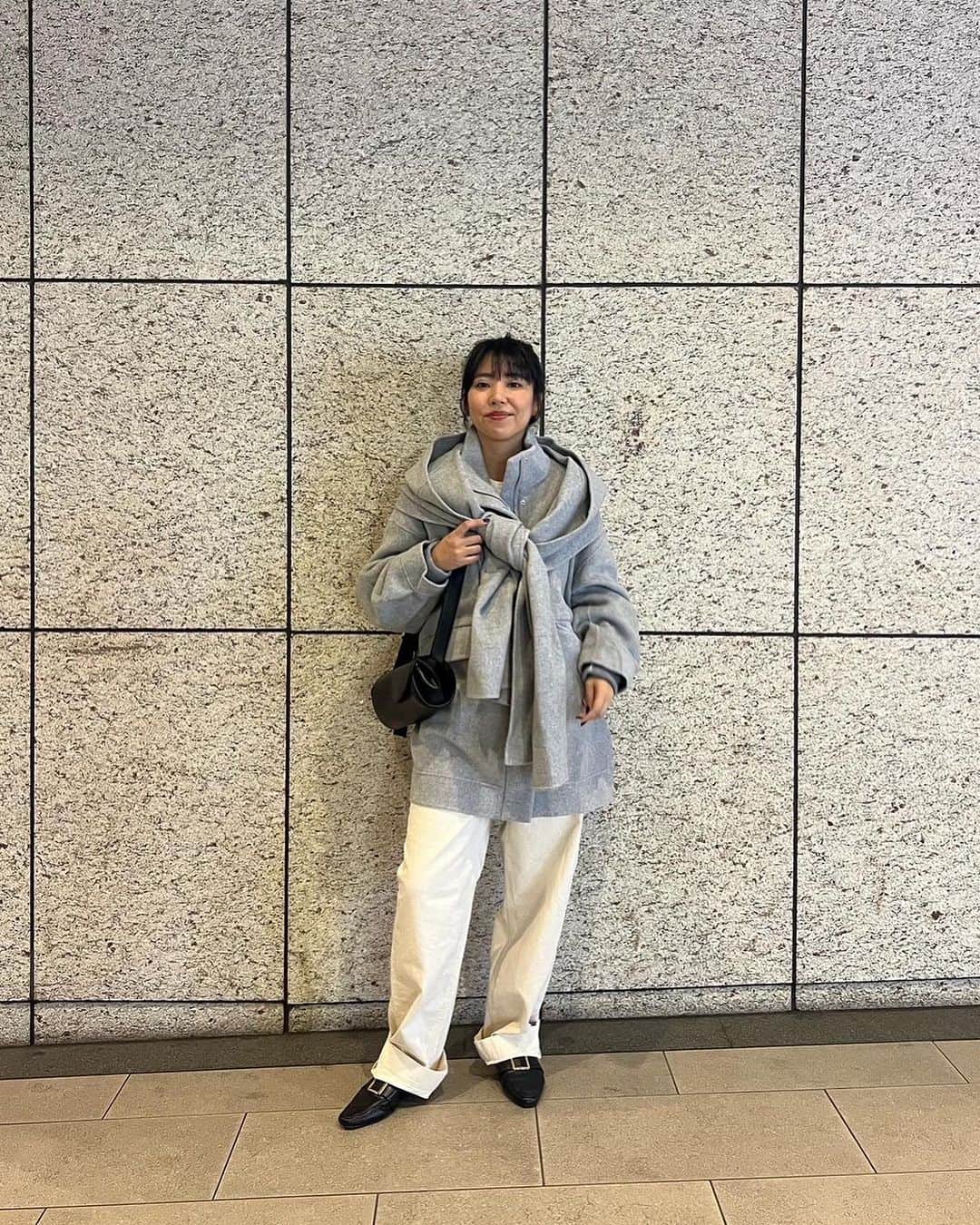 ETRÉ TOKYO ストアさんのインスタグラム写真 - (ETRÉ TOKYO ストアInstagram)「@etretokyo  【Recommend Items】  ㅤㅤㅤ ㅤㅤㅤ #ETREフーディストールリバーショートコート GREY / BLACK S.M size ¥49,500(tax in) ㅤㅤㅤ ㅤㅤ ㅤㅤㅤ新宿スタッフ @etretokyo_maki 161cm GREY / M着用  ㅤㅤㅤ  ㅤㅤㅤ┈┈┈┈┈┈┈┈┈┈┈┈┈┈┈┈┈┈┈ ㅤㅤㅤ ㅤㅤ  【INFORMATION】 ⁡ㅤㅤㅤ ⁡ ※ルミネカード会員様限定で店舗通販のご利用が可能です。  ⁡ ※お電話がつながりにくい可能性がございます。 ⁡ ※また混雑時には入場制限及び 試着点数の制限を設けさせて頂きます。 予めご了承ください。 ⁡ ⁡ ご理解、ご協力を賜りますよう 心よりお願い申し上げます。   ㅤㅤㅤ 【LUMINE SHINJUKU STORE】 ETRÉ TOKYO ルミネ新宿2店 TEL：03-5989-0979  ー営業時間ー (平日、土日祝)11:00-21:00 ⁡  #etretokyo#etre#fashion#etretokyoshinjuku #etre#2023etre#etretokyo_staff_ootd#2023aw #大人ファッションコーデ #シンプルスタイル  #オトナカジュアルコーデ #オールインワンコーデ #モノトーンコーディネート #ストールコーデ #アウターコーデ #フーディ」11月4日 15時50分 - etretokyo_store