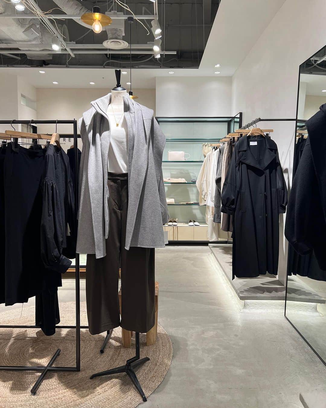 ETRÉ TOKYO ストアさんのインスタグラム写真 - (ETRÉ TOKYO ストアInstagram)「@etretokyo  【Recommend Items】  ㅤㅤㅤ ㅤㅤㅤ #ETREフーディストールリバーショートコート GREY / BLACK S.M size ¥49,500(tax in) ㅤㅤㅤ ㅤㅤ ㅤㅤㅤ新宿スタッフ @etretokyo_maki 161cm GREY / M着用  ㅤㅤㅤ  ㅤㅤㅤ┈┈┈┈┈┈┈┈┈┈┈┈┈┈┈┈┈┈┈ ㅤㅤㅤ ㅤㅤ  【INFORMATION】 ⁡ㅤㅤㅤ ⁡ ※ルミネカード会員様限定で店舗通販のご利用が可能です。  ⁡ ※お電話がつながりにくい可能性がございます。 ⁡ ※また混雑時には入場制限及び 試着点数の制限を設けさせて頂きます。 予めご了承ください。 ⁡ ⁡ ご理解、ご協力を賜りますよう 心よりお願い申し上げます。   ㅤㅤㅤ 【LUMINE SHINJUKU STORE】 ETRÉ TOKYO ルミネ新宿2店 TEL：03-5989-0979  ー営業時間ー (平日、土日祝)11:00-21:00 ⁡  #etretokyo#etre#fashion#etretokyoshinjuku #etre#2023etre#etretokyo_staff_ootd#2023aw #大人ファッションコーデ #シンプルスタイル  #オトナカジュアルコーデ #オールインワンコーデ #モノトーンコーディネート #ストールコーデ #アウターコーデ #フーディ」11月4日 15時50分 - etretokyo_store