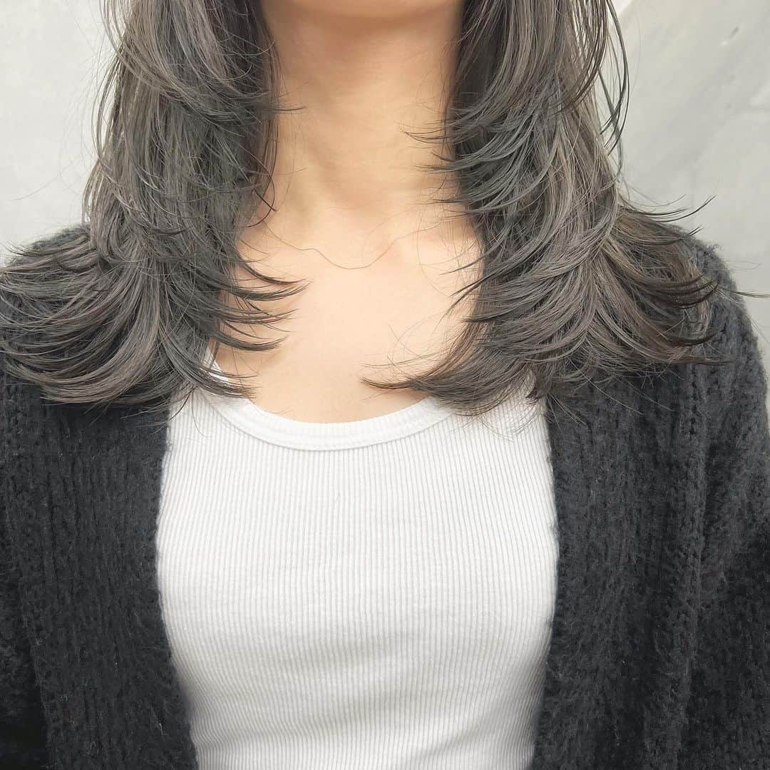 兼井遼のインスタグラム：「オリーブグレージュ＊ レイヤーがおすすめ😌  柔らかくほつれるヘア😌  ツヤのある 暗くても透明のある カラーならお任せください☺️  11月のご予約も まだまだお取りできます🙇🏻  ご質問などは コメントにてお問い合わせください！😌  #ケアカラー  #ヘアアレンジ  #ケアダブルカラー  #巻き方  #髪質改善カラー  #イルミナカラー  #ミルクティーベージュ #グレージュ  #ケアブリーチ  #ハイライトカラー  #ハイトーンカラー  #ブリーチ  #ダブルカラー   #インナーカラー  #オリーブアッシュ  #グラデーションカラー  #グレージュカラー  #ツヤトーン  #パーマ  #艶髪  #外国人風  #髪質改善トリートメント  #くびれヘア  #シースルーバング  #髪質改善  #ラベンダーグレージュ  #オリーブグレージュ  #トリートメント  #ヘアアクセサリー　#インナーハイライト」