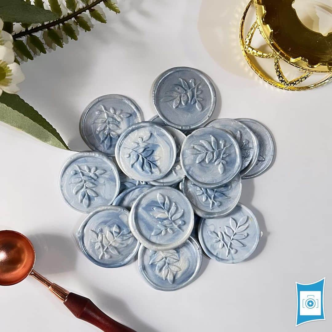 Ŝ Ŋ Ą Ƥ☻Ƥ Ą Ŋ Ĕ Ĺ?Ğ Ƕ SMMのインスタグラム：「. Marble Wax Stickers.💙 . . . . . . #envelopeghana #invitationghana #makingsmileyfaces #weddinginvitationghana #weddingstationeryghana . #weddingsignghana #sealingwaxghana #ghanagiftshop」