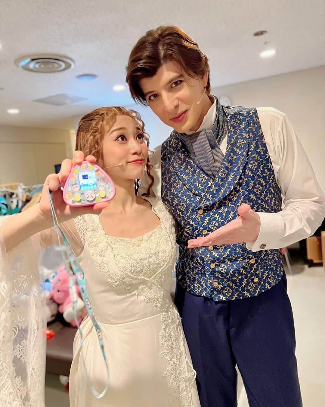 真彩希帆さんのインスタグラム写真 - (真彩希帆Instagram)「🫶🌼✌️  そして.....最後に優くん！ @yu_shirota  初めましてで演出家さんでもあり、同じ舞台に立つ演者でもあり  城田優さんは一体どんな人なのだろう。 というところから始まりました  いつも稽古が始まる少し前の時間に 皆で輪を作り、その日のテーマで色々話をしたり 呼吸を合わせるゲームをしたり  子役ちゃんたちもいる中、全力でみんなで色々することで いつの間にかみんなが何が好きで嫌いか、 どんな事を考えているのかを知っていきました😌🌼  それって、当たり前のようで当たり前ではなく 一作品ごとにカンパニーとさよならする中で これだけ全員と濃く優しい人間関係を築けたのは  優くんが一人一人をちゃんと見て、作品を愛する心や思いをシェアし、愛情を注いでくれたからだと思います。  2023年のファントム、優くんと とことん色々な事、 色々な感情を伝え合い曝け出しあいながら作っていきました。  私は、 なかなか人に弱みを見せたり、甘えたりするのが 申し訳なく思ったり、恥ずかしかったり、難しかったりして苦手なのですが  「なんでも受け止めるから、だいじょーぶだから」 という言葉をこの期間全力で信じて、飛び込んでみました。 （最初は優くんほんとにいいの？🫥と半信半疑だった笑）  涙が出るほど嬉しかったことも、 しんどいときも、色々な自分の中のトラウマの克服も  ぜんぶぜんぶを嘘ない言葉で受け止め、意見をくれ 一緒に喜び、悲しみも共有してくれた優くんのおかげで  大千穐楽を終えるまでに、抱えていた色々な思いが まあるくまあるく昇華してしていきました🫧  気持ちを、思いを守ってくれて ありがとう😌 いつも、ちいかわとオロナミンCドリンクありがとう笑  始まる前の頑張るぞ〜今日もできるよ〜！の送り合いも 人のエネルギーってあたたかいなと感じました👐  出会った時は 何も知らない人同士だったかもしれないけれど  私にとって優くんは 仲間、同士であり戦友であり、大好きな家族のように幸せと健康を願う人になりました☺️🌼  エリック、シャンドン どちらの優くんにも出会えてとても楽しかったです🎭🥂  また違う作品で 再び考えを話し合い、舞台を全力で愛する時間を共にできますように.... できるかな〜いつになるか分からないけど....🏋🏻‍♀️🔥  心からありがとう🫶✌️ らぶあんどぴーす！  #城田優 さん  #誰に対してもニュートラル #愛情深く優しい人  #心優しいリーダー  #💛   #真彩希帆」11月4日 15時57分 - maayakiho