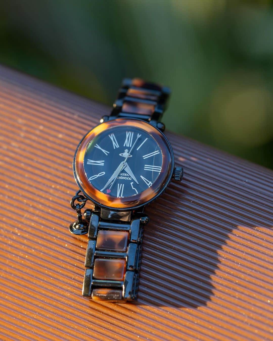 のインスタグラム：「⌚️ 【商品紹介】 Vivienne Westwood VV00BKBR  今回はVivienne Westwoodをご紹介します！ 少し深みのある色とデザインなのでこれから冬に向けておすすめのお時計です。 フェイスの黒とインデックスの金、べっ甲風のベゼルのバランスがよく、上品な一本です。また、ベルトの付け根は唯一無二なデザインでアクセサリーのような雰囲気を感じることもできます。  大きさや実際の色味など、ぜひ店頭でお試しください！スタッフ一同、心よりお待ちしております🙇‍♀️  ……………………………………………………….................  ☟オンラインショップはプロフィールURLから☟ @tokia_official  ……………………………………………………….................  #時計倉庫 #時計倉庫tokia #腕時計 #watch #手表 #腕元倶楽部 #腕時計好きな人と繋がりたい #viviennewestwood」
