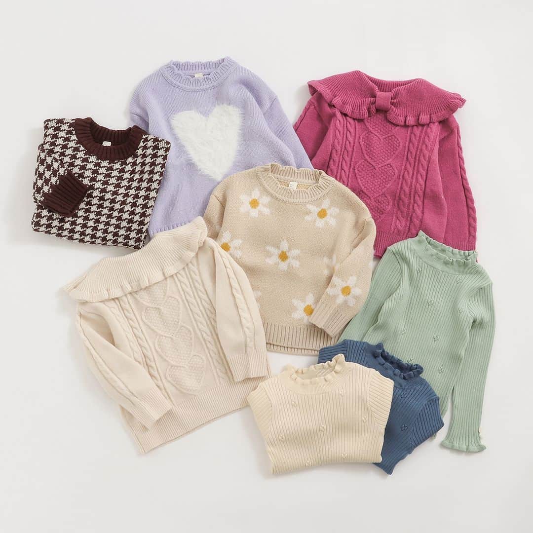 アプレレクールオフィシャルのインスタグラム：「＼この冬ヘビロテまちがいなし♪／ 女の子におすすめニットのご紹介♡  柄やモチーフがかわいいニットや 衿元がリボンになっていてい2WAYで使えるニット インナーとしても1枚でもきられるリブニットなど どのニットも大活躍の予感…♡  みんなはどのニットが好きかな？ お気に入りの1枚を見つけてね♪  🏷3柄バラエティニット 　￥2,860（税込） （V513023）（80～140㎝）  🏷2WAYリボンケープニット 　￥3,630（税込） （V513033）（80～140㎝）  🏷お花フリルリブニット 　￥2,090(税込) （V513013）（80～140㎝）  ▼オンラインストアはこちら @foonline  オンラインストアでは 近日販売予定です♪  ======================= 商品詳細や価格は ショッピングタグからご覧いただけます★ =======================  #アプレレクール #apreslescours #アプレキッズ #こどもふく #子ども服 #オシャレキッズ  #子供服 #キッズ服 #ママリ #たまひよ #キッズフォト  #女の子コーデ  #女の子服 #むすめふく  #キッズトップス #キッズニット #キッズセーター」