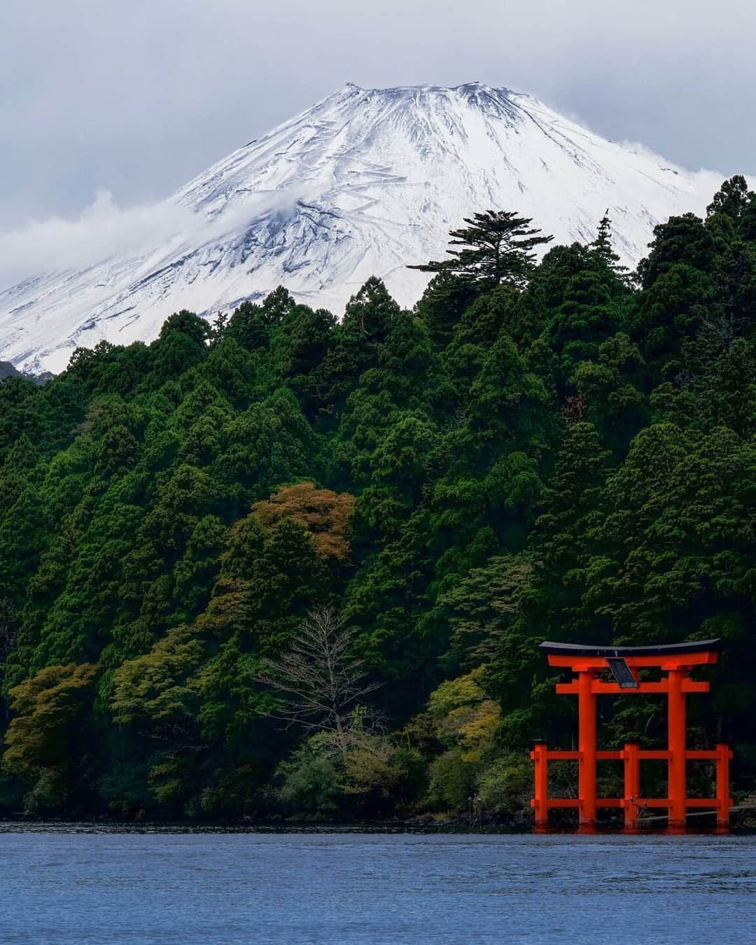 ニコンイメージングジャパン公式のインスタグラム：「‖念願の冠雪富士山 Photo by @yuichi_the_end https://www.instagram.com/p/CkS0SYEvBbt/ * ニコンのカメラ・レンズで撮影され、「#nikoncreators」をつけて投稿していただいた皆さまの作品をご紹介します。投稿の際は使用機材名をぜひご記載ください。 （作品使用に関するガイドラインは本アカウントのプロフィールに記載しているURLからご覧ください）  #nikoncreators #ニコン #nikon #一眼 #カメラ #camera #nikon📷 #nikonlove #light_nikon #富士山 #芦ノ湖  ※皆様、政府、自治体など公的機関の指示に従った行動をお願いします。  nikonjpでは、写真を「見る楽しみ」を提供することを通して、 微力ながら皆様にわずかな時間でも癒しをお届けしたいと思っております。 本アカウントでの投稿を引き続きお楽しみください。 . 【ご注意ください】⠀⠀ ニコンイメージングジャパン公式を名乗るなりすましアカウントが確認されています。 不審なDMを受け取った場合、記載されているURLなどはクリックせず、DMの削除などをお願いいたします。 . ニコンイメージングジャパン公式アカウントは下記からご確認いただけます。 https://www.nikon-image.com/socialmedia/」