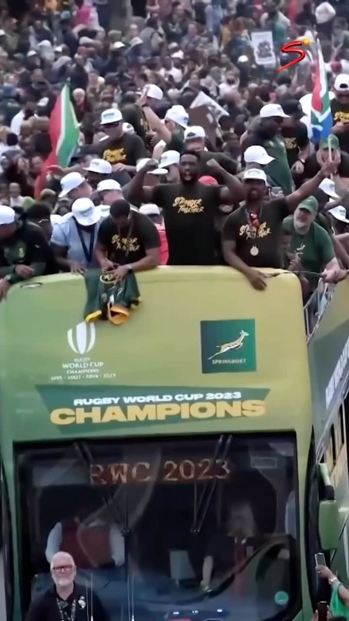 ラグビー南アフリカ代表のインスタグラム：「The streets of Cape Town were covered in a Green and Gold party yesterday for the @bokrugby Trophy Parade 🇿🇦🥳」