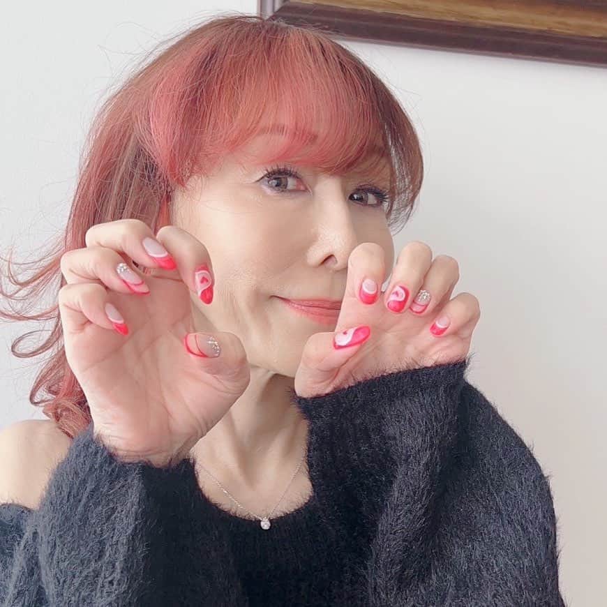 のインスタグラム：「#杏子  #カバー曲  撮りましたっ🎵  新しい #Nail  珍しく #濃いめのピンク  新鮮なキモチ💕でっ  ギターの腕もなるぜっ😆  毎週金曜日にアップするので、お楽しみにっ❣️」