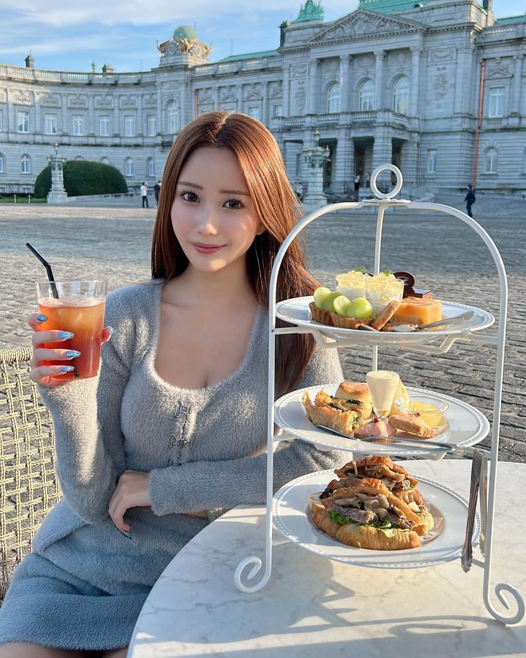 鈴木のりかのインスタグラム：「アフヌン🍰🤍快晴だったー！👶🏻  #アフヌン #アフタヌーンティー #afternoontea #赤坂離宮 #迎賓館 #迎賓館赤坂離宮 #darich #ダーリッチ #セットアップ」