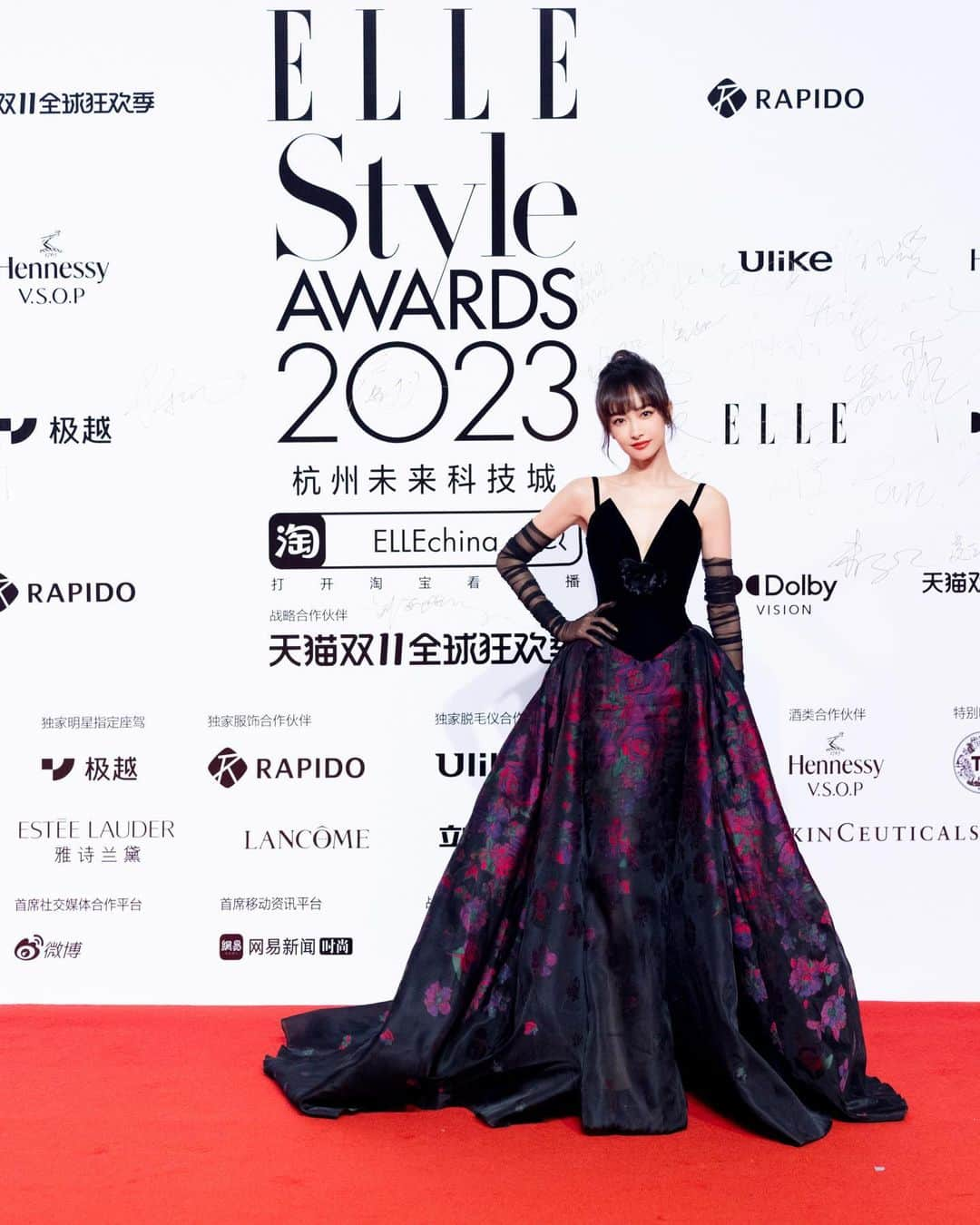 ビクトリアさんのインスタグラム写真 - (ビクトリアInstagram)「❤️ #zuhairmurad  #ZMCouture #ellestyleawards2023 @creammaostylist」11月4日 16時18分 - victoria02_02