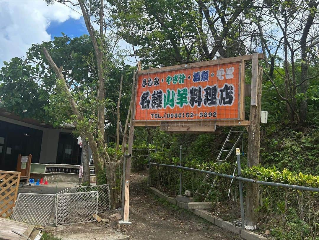 ツジトモタカさんのインスタグラム写真 - (ツジトモタカInstagram)「明日、ツアーファイナル、Zepp新宿、サンキューソールド🍻 ツアー酒場記録⑤ 沖縄 那覇　おかずの店　べんり屋 那覇　金燕楼 名護山羊料理店 コザ　喰い処呑み処との馬  おでん東大なくなったの悲しい😭」11月4日 16時18分 - g2_nit