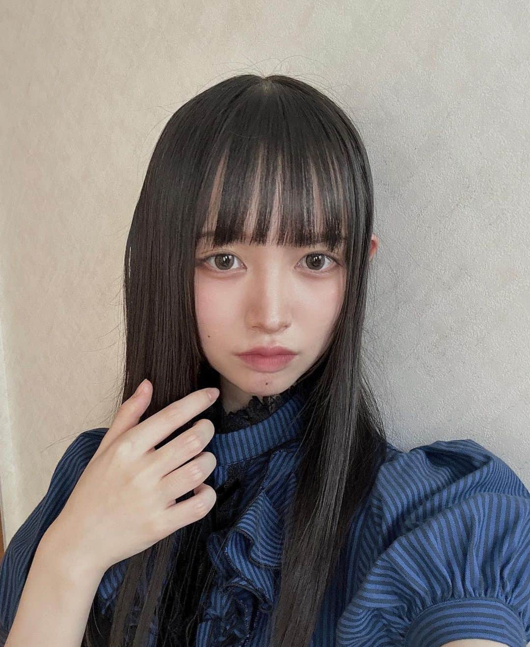 水瀬紗彩耶さんのインスタグラム写真 - (水瀬紗彩耶Instagram)「お人形さんコーデ🧸 ・ ・ ・ #お人形#コーデ#ストレートヘア#ぱっつん#ぱっつん前髪#ロングヘア #黒髪#黒髪ロング」11月4日 16時19分 - saaya_minase_