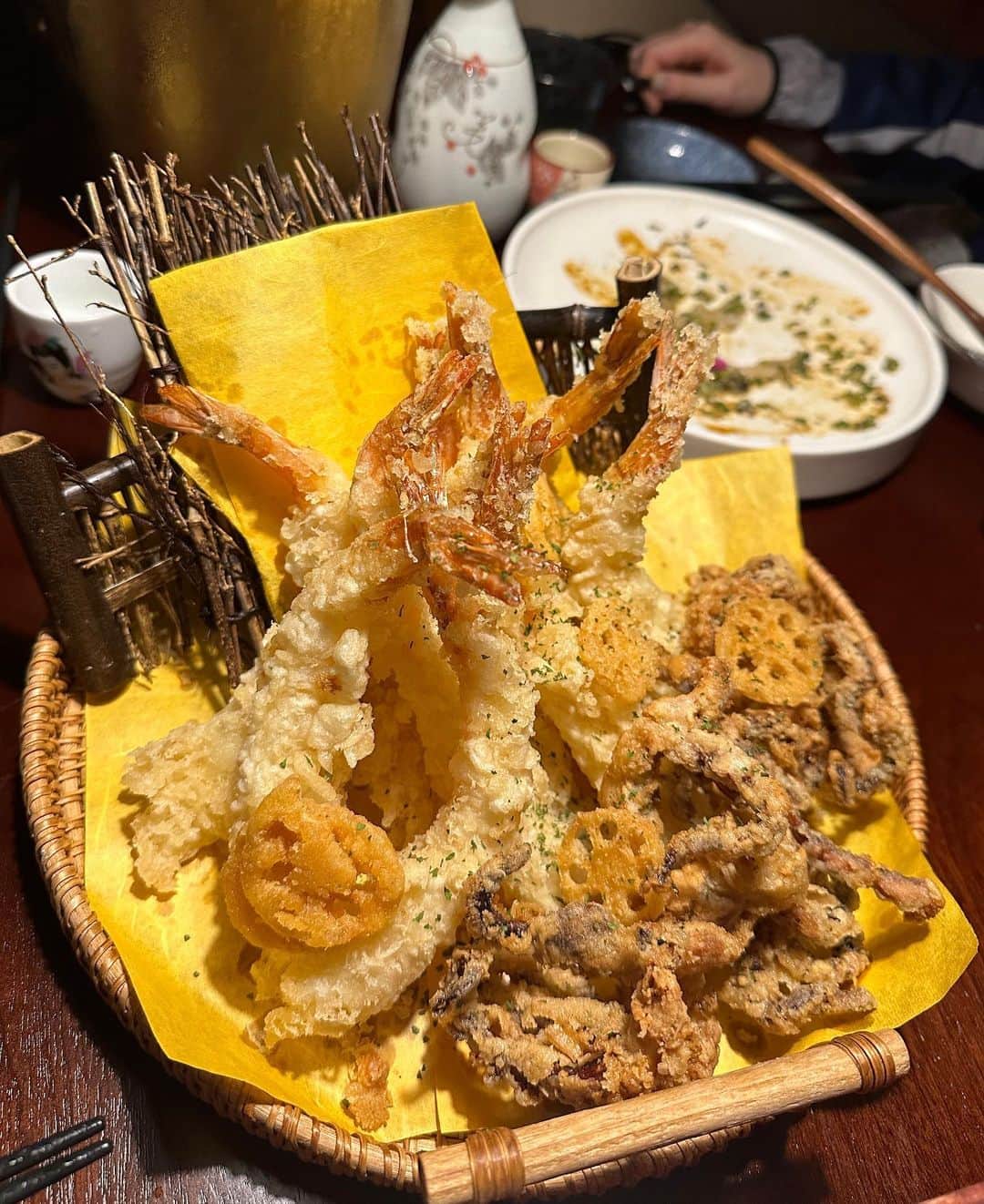 セリ さんのインスタグラム写真 - (セリ Instagram)「#광고 @leesang__black 다덜 청담 이상 이자까야 아시쥬~?  청담이상에서 하이엔드 퀄리티 라인으로 ‘청담이상 블랙 압구정로데오“ 점 오픈해서 다녀왔어요 :) 메뉴 구성도 기존과 다르고 갓포요리 스타일이라 퀄리티 높은 맛과 여기가 또 조명 맛집이더라... (소근소근) 매장입구에 샹들리에도 있으니 사진찍기도 좋더이다 🧡  みなさんチャンダム イサン 居酒屋知ってますよね〜? チョンダムイサンでハイエンドクオリティーラインの"チョンダムイサン　ブラック 狎鴎亭ロデオ"店がオープンしたので行ってきました:) メニューも既存の構成と違って割烹料理スタイルなので味もクオリティが高いし、あとこのお店は照明がとってもキレイなんだよね…（ﾋｿﾋｿ）お店の入り口にシャンデリアもあるので写真撮るのにも良いよ🧡  #압구정로데오이자카야 #압구정로데오술집 #도산공원맛집 #강남이자카야 #압구정로데오 #韓国料理 #韓国グルメ」11月4日 16時20分 - shabet_serri