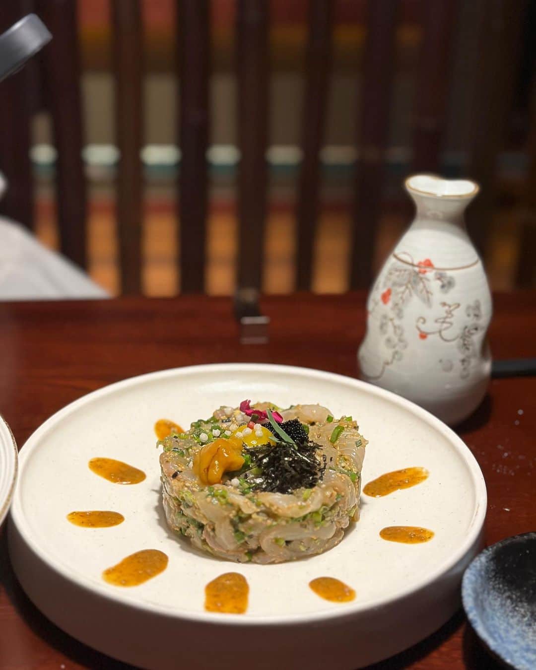 セリ さんのインスタグラム写真 - (セリ Instagram)「#광고 @leesang__black 다덜 청담 이상 이자까야 아시쥬~?  청담이상에서 하이엔드 퀄리티 라인으로 ‘청담이상 블랙 압구정로데오“ 점 오픈해서 다녀왔어요 :) 메뉴 구성도 기존과 다르고 갓포요리 스타일이라 퀄리티 높은 맛과 여기가 또 조명 맛집이더라... (소근소근) 매장입구에 샹들리에도 있으니 사진찍기도 좋더이다 🧡  みなさんチャンダム イサン 居酒屋知ってますよね〜? チョンダムイサンでハイエンドクオリティーラインの"チョンダムイサン　ブラック 狎鴎亭ロデオ"店がオープンしたので行ってきました:) メニューも既存の構成と違って割烹料理スタイルなので味もクオリティが高いし、あとこのお店は照明がとってもキレイなんだよね…（ﾋｿﾋｿ）お店の入り口にシャンデリアもあるので写真撮るのにも良いよ🧡  #압구정로데오이자카야 #압구정로데오술집 #도산공원맛집 #강남이자카야 #압구정로데오 #韓国料理 #韓国グルメ」11月4日 16時20分 - shabet_serri