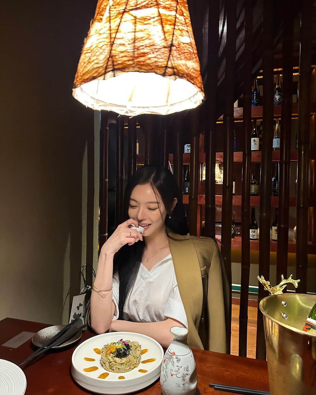 セリ さんのインスタグラム写真 - (セリ Instagram)「#광고 @leesang__black 다덜 청담 이상 이자까야 아시쥬~?  청담이상에서 하이엔드 퀄리티 라인으로 ‘청담이상 블랙 압구정로데오“ 점 오픈해서 다녀왔어요 :) 메뉴 구성도 기존과 다르고 갓포요리 스타일이라 퀄리티 높은 맛과 여기가 또 조명 맛집이더라... (소근소근) 매장입구에 샹들리에도 있으니 사진찍기도 좋더이다 🧡  みなさんチャンダム イサン 居酒屋知ってますよね〜? チョンダムイサンでハイエンドクオリティーラインの"チョンダムイサン　ブラック 狎鴎亭ロデオ"店がオープンしたので行ってきました:) メニューも既存の構成と違って割烹料理スタイルなので味もクオリティが高いし、あとこのお店は照明がとってもキレイなんだよね…（ﾋｿﾋｿ）お店の入り口にシャンデリアもあるので写真撮るのにも良いよ🧡  #압구정로데오이자카야 #압구정로데오술집 #도산공원맛집 #강남이자카야 #압구정로데오 #韓国料理 #韓国グルメ」11月4日 16時20分 - shabet_serri