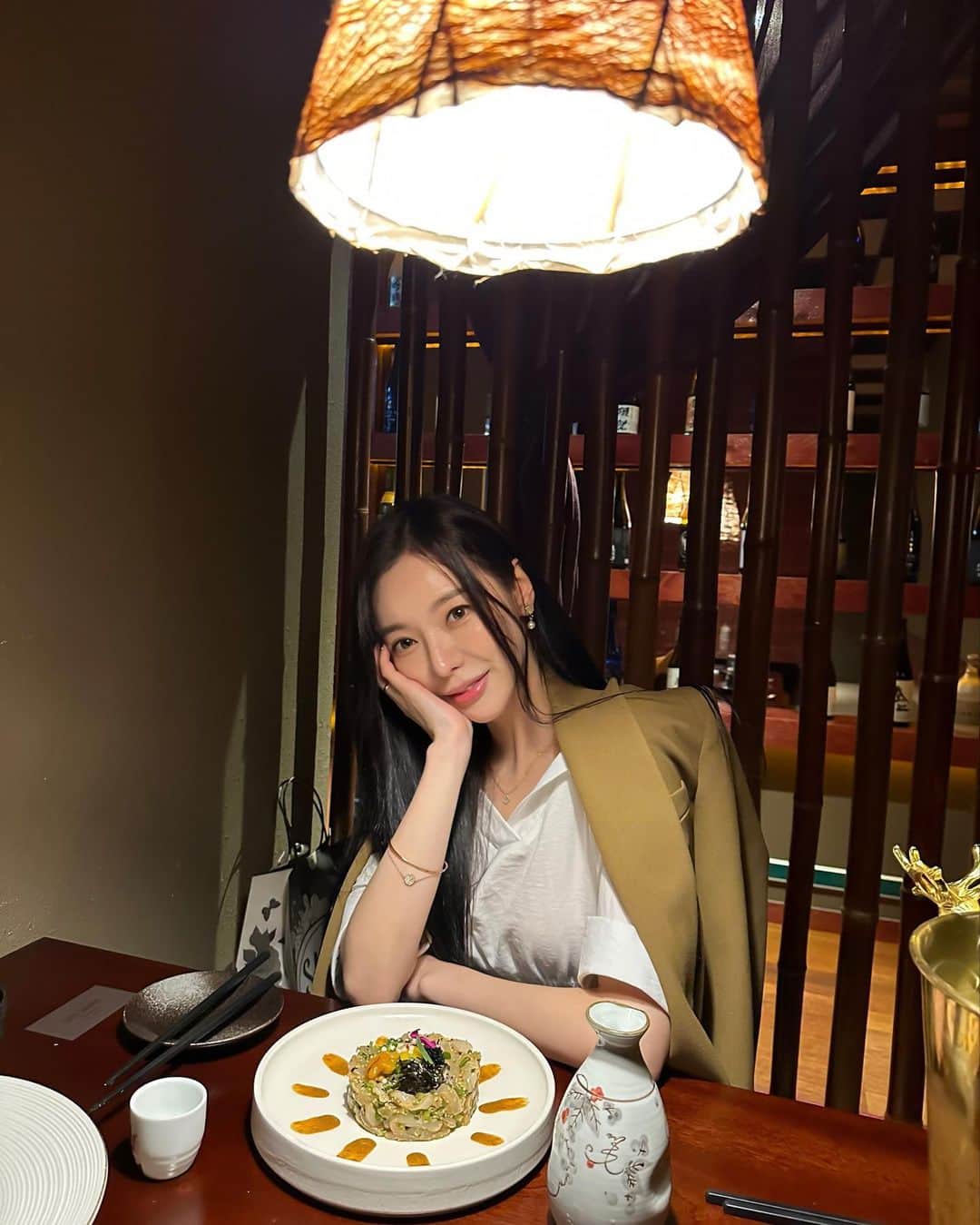 セリ さんのインスタグラム写真 - (セリ Instagram)「#광고 @leesang__black 다덜 청담 이상 이자까야 아시쥬~?  청담이상에서 하이엔드 퀄리티 라인으로 ‘청담이상 블랙 압구정로데오“ 점 오픈해서 다녀왔어요 :) 메뉴 구성도 기존과 다르고 갓포요리 스타일이라 퀄리티 높은 맛과 여기가 또 조명 맛집이더라... (소근소근) 매장입구에 샹들리에도 있으니 사진찍기도 좋더이다 🧡  みなさんチャンダム イサン 居酒屋知ってますよね〜? チョンダムイサンでハイエンドクオリティーラインの"チョンダムイサン　ブラック 狎鴎亭ロデオ"店がオープンしたので行ってきました:) メニューも既存の構成と違って割烹料理スタイルなので味もクオリティが高いし、あとこのお店は照明がとってもキレイなんだよね…（ﾋｿﾋｿ）お店の入り口にシャンデリアもあるので写真撮るのにも良いよ🧡  #압구정로데오이자카야 #압구정로데오술집 #도산공원맛집 #강남이자카야 #압구정로데오 #韓国料理 #韓国グルメ」11月4日 16時20分 - shabet_serri