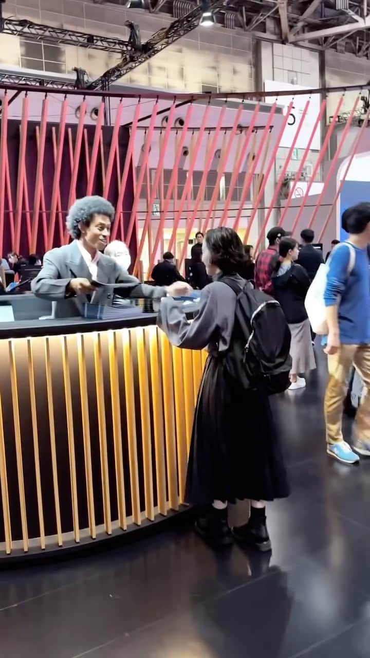 篠原ともえのインスタグラム：「東京ビックサイト🌊 JAPANモビリティショー鑑賞。レクサスブースの空間動画撮影してみました🎬ずらりとそびえる竹の空間。展示は明日が最終日🎋 夫・池澤樹が @tatsukiikezawa 空間など携わっております。パンフレットももらえますので是非！  #japanmobilityshow」