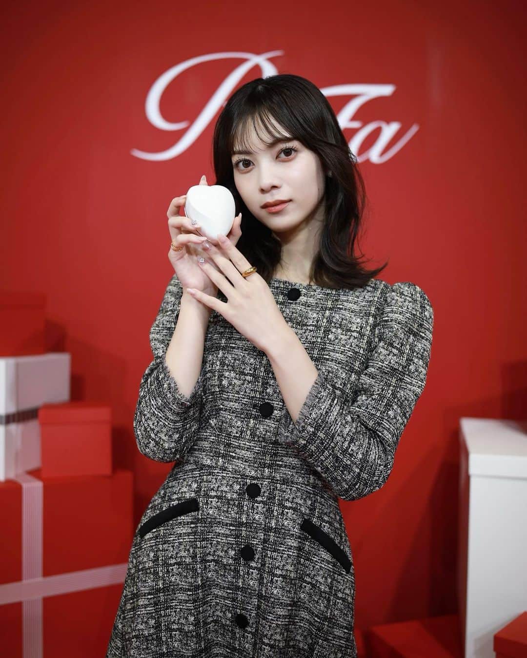 のインスタグラム：「@refa_mtg  winter event✨  今回refaの38mmのコテで巻いていただきました〜！  クリスマスのプレゼントにぴったりなアイテムが沢山ありました🤍  明日から使うのが楽しみ〜🤍  #refa #リファ #pr」