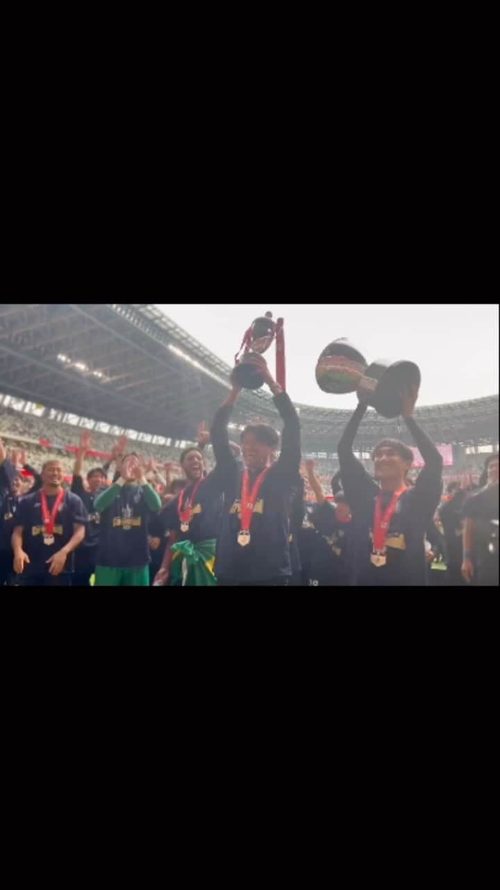 アビスパ福岡のインスタグラム：「クラブ史上初のタイトル獲得🏆‼  現地組も福岡組もテレビ組の皆さんも アビスパに関わる全ての皆様 熱い熱い応援をありがとうございました‼️ 優勝後の歓喜の様子をお届け🎥  優勝記念グッズ第1弾販売開始‼️ この機会にぜひ！ぜひ！お買い求めください🙌🏻 https://www.avispa.co.jp/goods/post-66715  2023JリーグYBCルヴァンカップ決勝 #アビスパ福岡2-1#浦和レッズ」