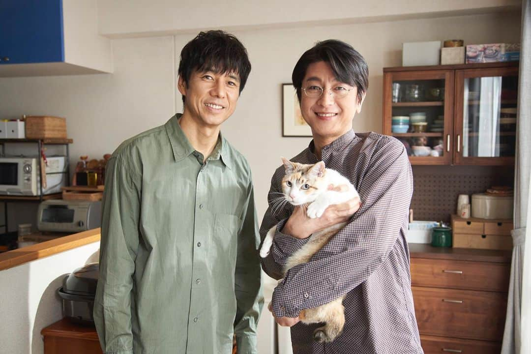 きのう何食べた？ season2のインスタグラム：「.  #きのう何食べた？ season2 第5話見逃し配信中🎬✨  #TVer #ネットもテレ東 #UNEXT #Lemino    9年前のシロさんとノブさん かぼすちゃんも一緒に記念撮影📸  #西島秀俊 #及川光博 #何食べ」