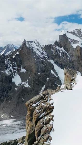 ミレーのインスタグラム：「Discover the captivating world of @fran.ratti, a seasoned mountaineer and high mountain guide from @societaguidedelcervino 🔗  This lover of summits has turned his passion into his profession and now guides enthusiasts to altitude and adventure. Last September, he unveiled new horizons in India, exploring little-known areas. Two new routes were created during this daring expedition: the ascent of the Nverseen Tower (5800m) and the climb of the south pillar of Mont Maudit (5400m) ✨  Let’s have a look on those beauties! . . . #MILLET」