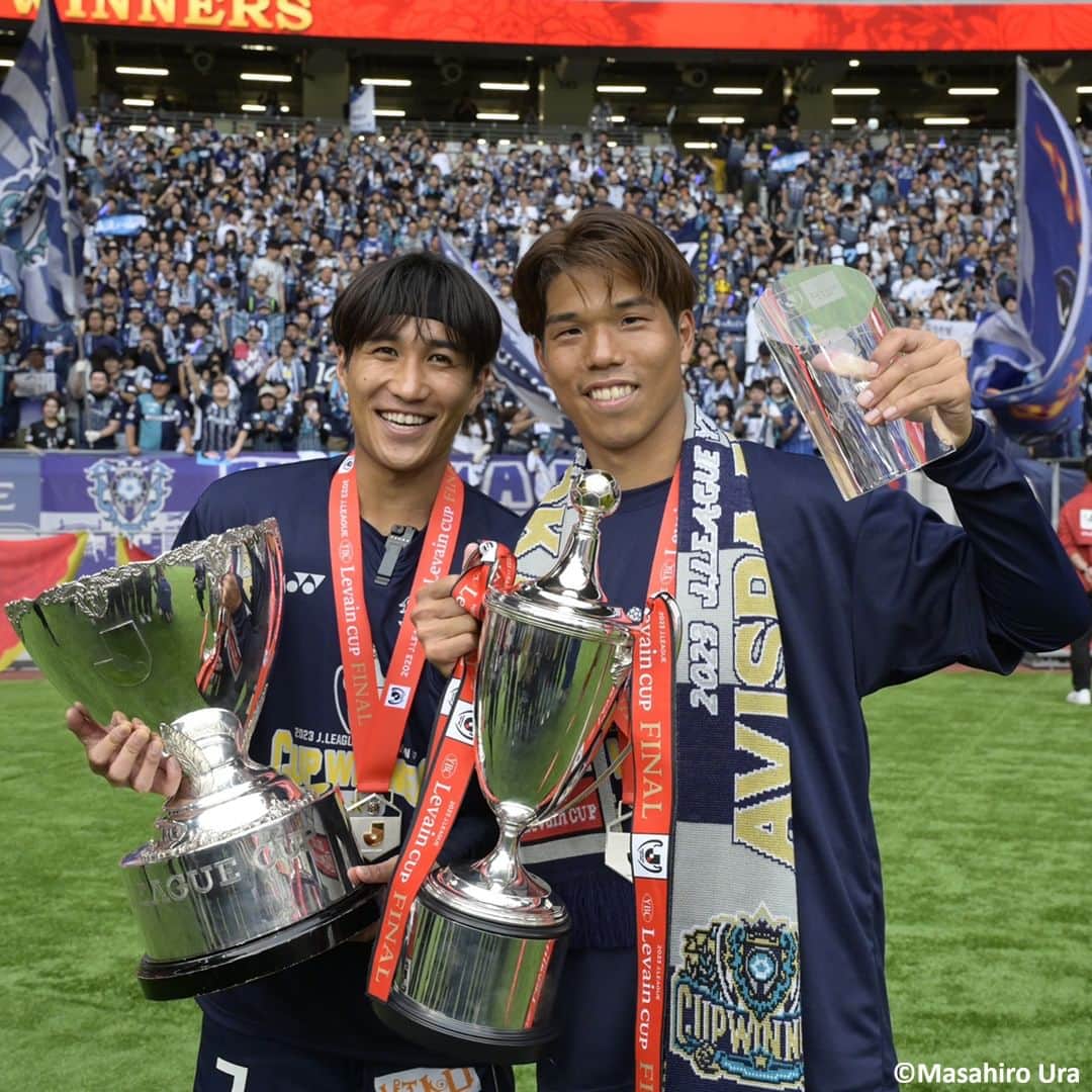 Goal Japanさんのインスタグラム写真 - (Goal JapanInstagram)「🏆 レジェンド・城後もトロフィーを掲げる 👏 #ルヴァンカップ決勝 試合終了後の #アビスパ福岡 の選手たちの喜びの表情！クラブ在籍 19年の #城後寿 もトロフィーを掲げ、チームメートやスタッフたちから胴上げで祝福を受けた。(Photo: Masahiro Ura)  #soccer #football #jleague #ybclevaincup #levaincup #avispafukuoka #avispa #サッカー #フットボール #Jリーグ #JリーグYBCルヴァンカップ #YBCルヴァンカップ #ルヴァンカップ #⚽」11月4日 16時31分 - goaljapan