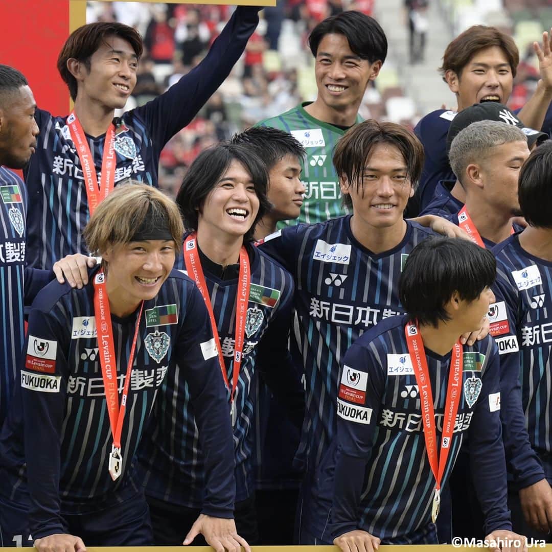 Goal Japanさんのインスタグラム写真 - (Goal JapanInstagram)「🏆 レジェンド・城後もトロフィーを掲げる 👏 #ルヴァンカップ決勝 試合終了後の #アビスパ福岡 の選手たちの喜びの表情！クラブ在籍 19年の #城後寿 もトロフィーを掲げ、チームメートやスタッフたちから胴上げで祝福を受けた。(Photo: Masahiro Ura)  #soccer #football #jleague #ybclevaincup #levaincup #avispafukuoka #avispa #サッカー #フットボール #Jリーグ #JリーグYBCルヴァンカップ #YBCルヴァンカップ #ルヴァンカップ #⚽」11月4日 16時31分 - goaljapan
