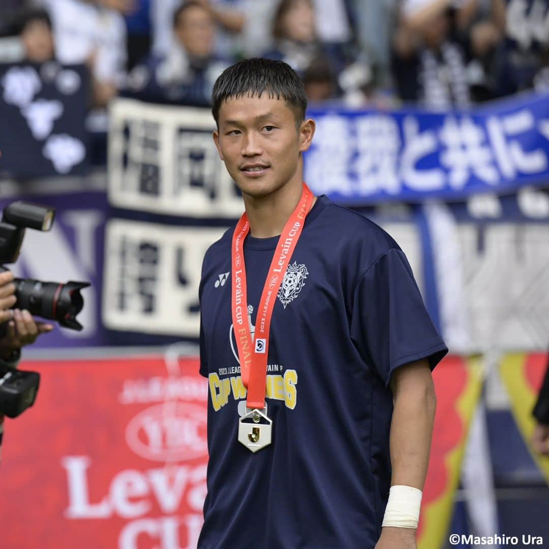 Goal Japanさんのインスタグラム写真 - (Goal JapanInstagram)「🏆 レジェンド・城後もトロフィーを掲げる 👏 #ルヴァンカップ決勝 試合終了後の #アビスパ福岡 の選手たちの喜びの表情！クラブ在籍 19年の #城後寿 もトロフィーを掲げ、チームメートやスタッフたちから胴上げで祝福を受けた。(Photo: Masahiro Ura)  #soccer #football #jleague #ybclevaincup #levaincup #avispafukuoka #avispa #サッカー #フットボール #Jリーグ #JリーグYBCルヴァンカップ #YBCルヴァンカップ #ルヴァンカップ #⚽」11月4日 16時31分 - goaljapan