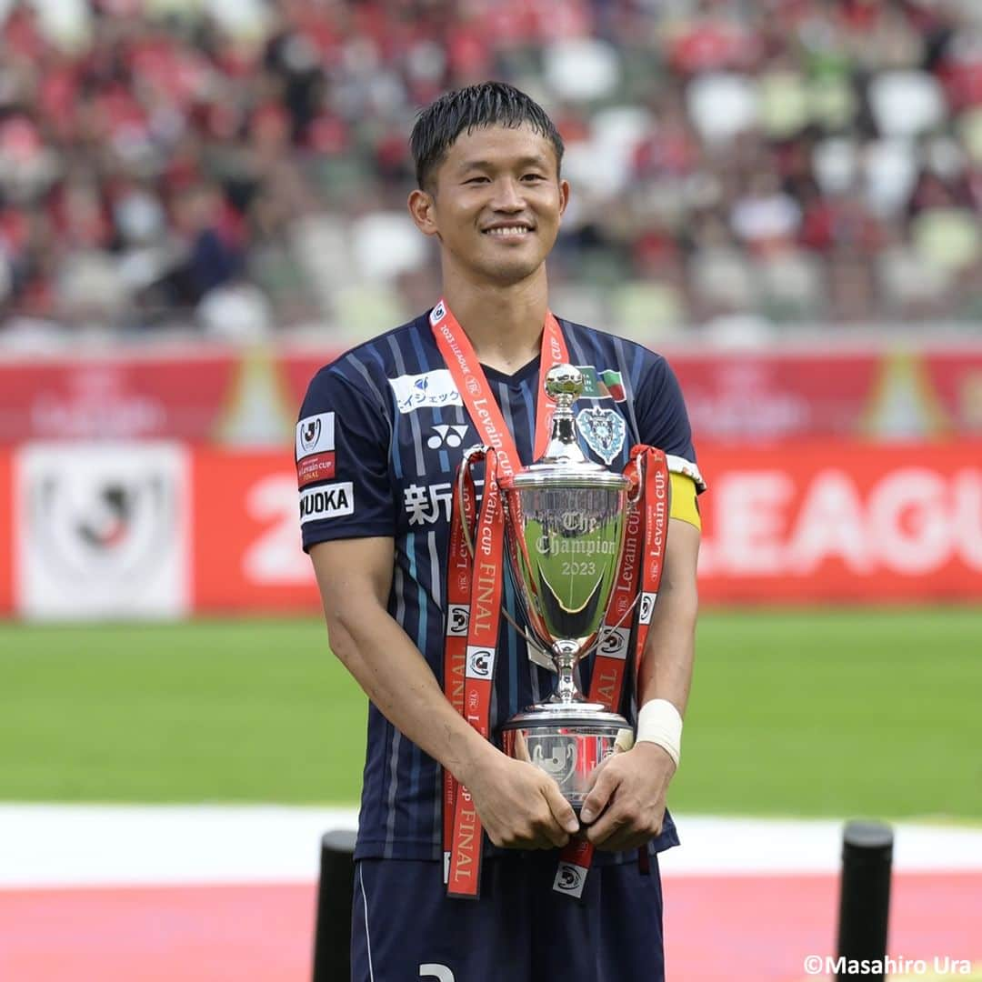 Goal Japanさんのインスタグラム写真 - (Goal JapanInstagram)「🏆 レジェンド・城後もトロフィーを掲げる 👏 #ルヴァンカップ決勝 試合終了後の #アビスパ福岡 の選手たちの喜びの表情！クラブ在籍 19年の #城後寿 もトロフィーを掲げ、チームメートやスタッフたちから胴上げで祝福を受けた。(Photo: Masahiro Ura)  #soccer #football #jleague #ybclevaincup #levaincup #avispafukuoka #avispa #サッカー #フットボール #Jリーグ #JリーグYBCルヴァンカップ #YBCルヴァンカップ #ルヴァンカップ #⚽」11月4日 16時31分 - goaljapan