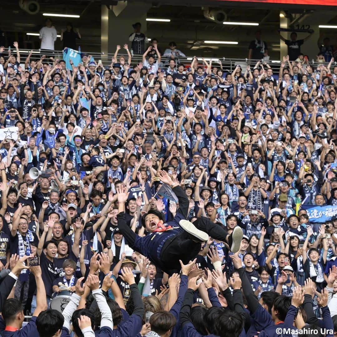 Goal Japanさんのインスタグラム写真 - (Goal JapanInstagram)「🏆 レジェンド・城後もトロフィーを掲げる 👏 #ルヴァンカップ決勝 試合終了後の #アビスパ福岡 の選手たちの喜びの表情！クラブ在籍 19年の #城後寿 もトロフィーを掲げ、チームメートやスタッフたちから胴上げで祝福を受けた。(Photo: Masahiro Ura)  #soccer #football #jleague #ybclevaincup #levaincup #avispafukuoka #avispa #サッカー #フットボール #Jリーグ #JリーグYBCルヴァンカップ #YBCルヴァンカップ #ルヴァンカップ #⚽」11月4日 16時31分 - goaljapan