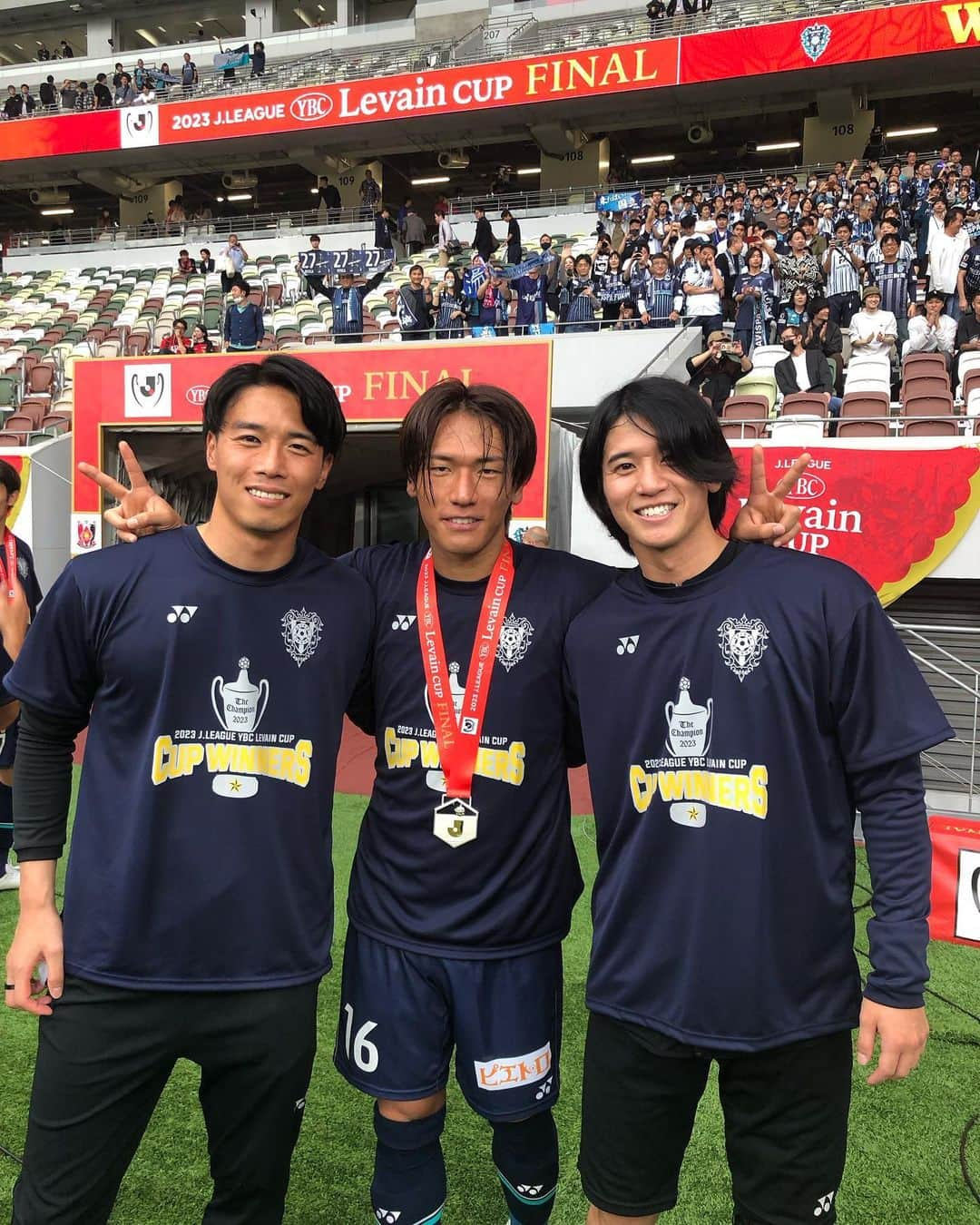 山ノ井拓己さんのインスタグラム写真 - (山ノ井拓己Instagram)「ルヴァンカップ優勝🏆 ユニホームに星つきましたー⭐️  #初タイトル  #アビスパ福岡  #優勝」11月4日 16時26分 - takumi_yamanoi