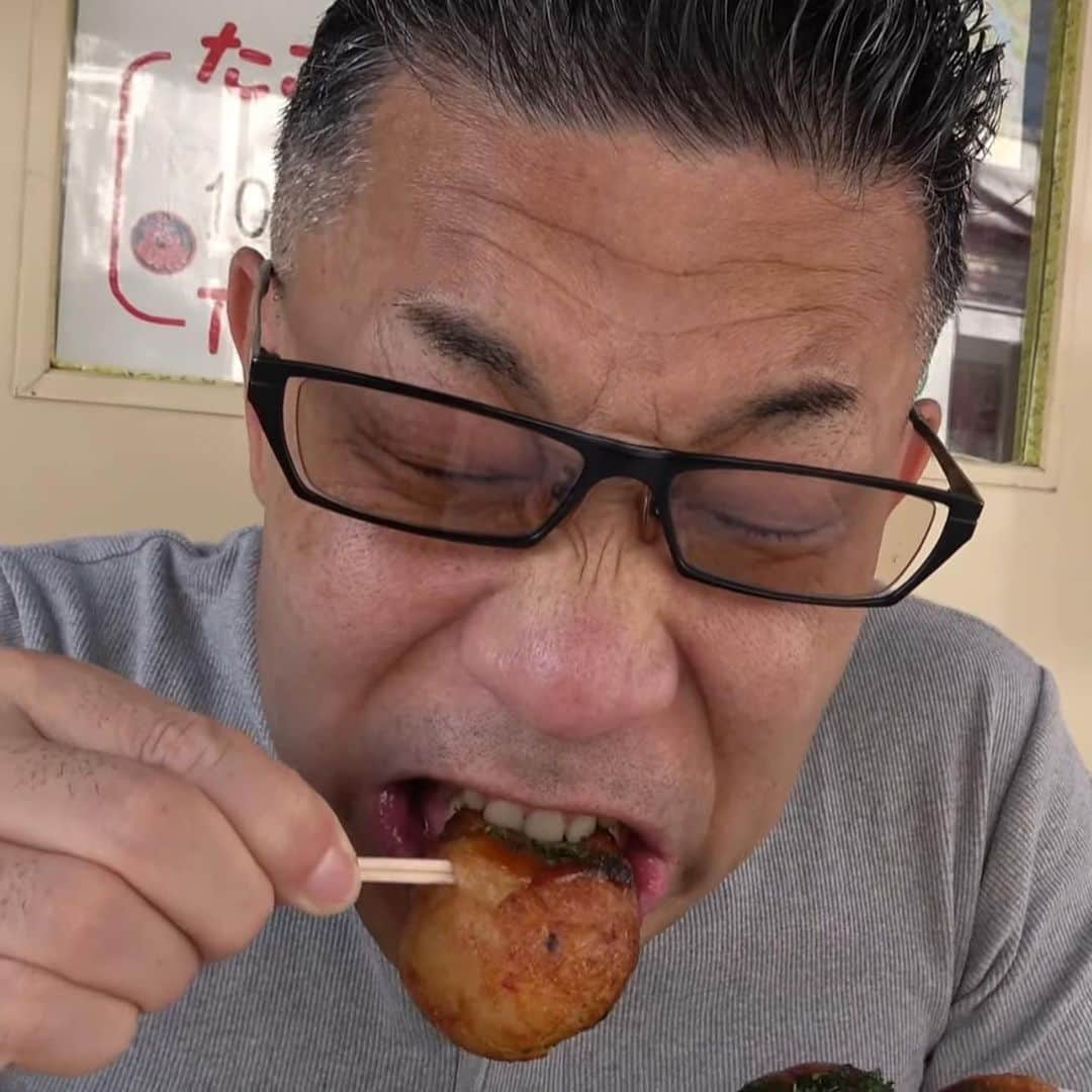 中島浩二さんのインスタグラム写真 - (中島浩二Instagram)「アツアツのたこ焼き食べると、こんな顔になるだすーー🤣🤣🤣  いやーーー、自分で見ても不細工だすよ😅  たまたま小雪も通ったんで、無理矢理、ご馳走しただすよ😊  ごめん😅  六本松にある萬福っていうたこ焼き屋さん‼️  たこ焼きだけじゃなくって、ミンチ焼きっていうメニューもあって、それもうみゃかったーーー🤣🤣🤣  ただ、火傷にご用心‼️  ディレクターのがーくーが20年くらい通ってるたこ焼き屋さんだすーー😊  YouTubeに新しい動画アップしてるんで、是非‼️  プロフィールから飛べるだすーー😊  #福岡たこ焼き　#六本松グルメ　#六本松たこ焼き　#萬福」11月4日 16時26分 - koji_nakajiii