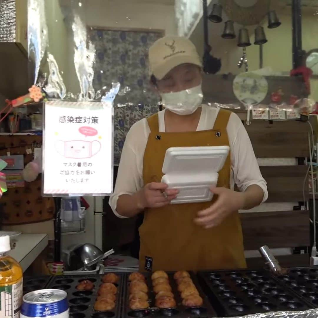 中島浩二さんのインスタグラム写真 - (中島浩二Instagram)「アツアツのたこ焼き食べると、こんな顔になるだすーー🤣🤣🤣  いやーーー、自分で見ても不細工だすよ😅  たまたま小雪も通ったんで、無理矢理、ご馳走しただすよ😊  ごめん😅  六本松にある萬福っていうたこ焼き屋さん‼️  たこ焼きだけじゃなくって、ミンチ焼きっていうメニューもあって、それもうみゃかったーーー🤣🤣🤣  ただ、火傷にご用心‼️  ディレクターのがーくーが20年くらい通ってるたこ焼き屋さんだすーー😊  YouTubeに新しい動画アップしてるんで、是非‼️  プロフィールから飛べるだすーー😊  #福岡たこ焼き　#六本松グルメ　#六本松たこ焼き　#萬福」11月4日 16時26分 - koji_nakajiii