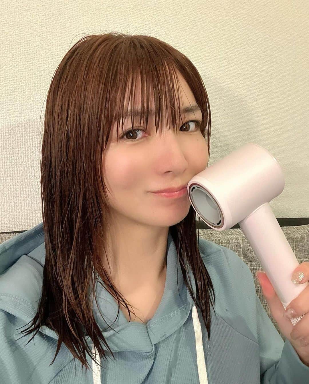 中谷あすみさんのインスタグラム写真 - (中谷あすみInstagram)「私がドライヤーに求めることはまず速乾🌪️ ダラダラと乾かすのは苦手なのです☺️  最近新しく @anlan_official_japan さんのドライヤーにしたのだけど大風量で本当にすぐ乾くからありがたい🫶  しかも1億マイナスイオンで頭皮とのWケアもできるの最高です✨ 見た目もピンクで可愛くてお気に入り🧡  お得なクーポンもあるのでぜひチェックしてみてね☺︎  購入サイト：https://item.rakuten.co.jp/baselab/05-acfj31-04j/ クーポン：https://coupon.rakuten.co.jp/getCoupon?getkey=STBMUi0yME5SLTFMUlYtM1RRUA—&rt=  #PR #ANLAN #アンラン #ANLANダブルケアドライヤー #ダブルケアドライヤー #ヘアドライヤー #ドライヤー#速乾ドライヤー #楽天市場 #楽天スーパーセール」11月4日 16時27分 - asumi_naa