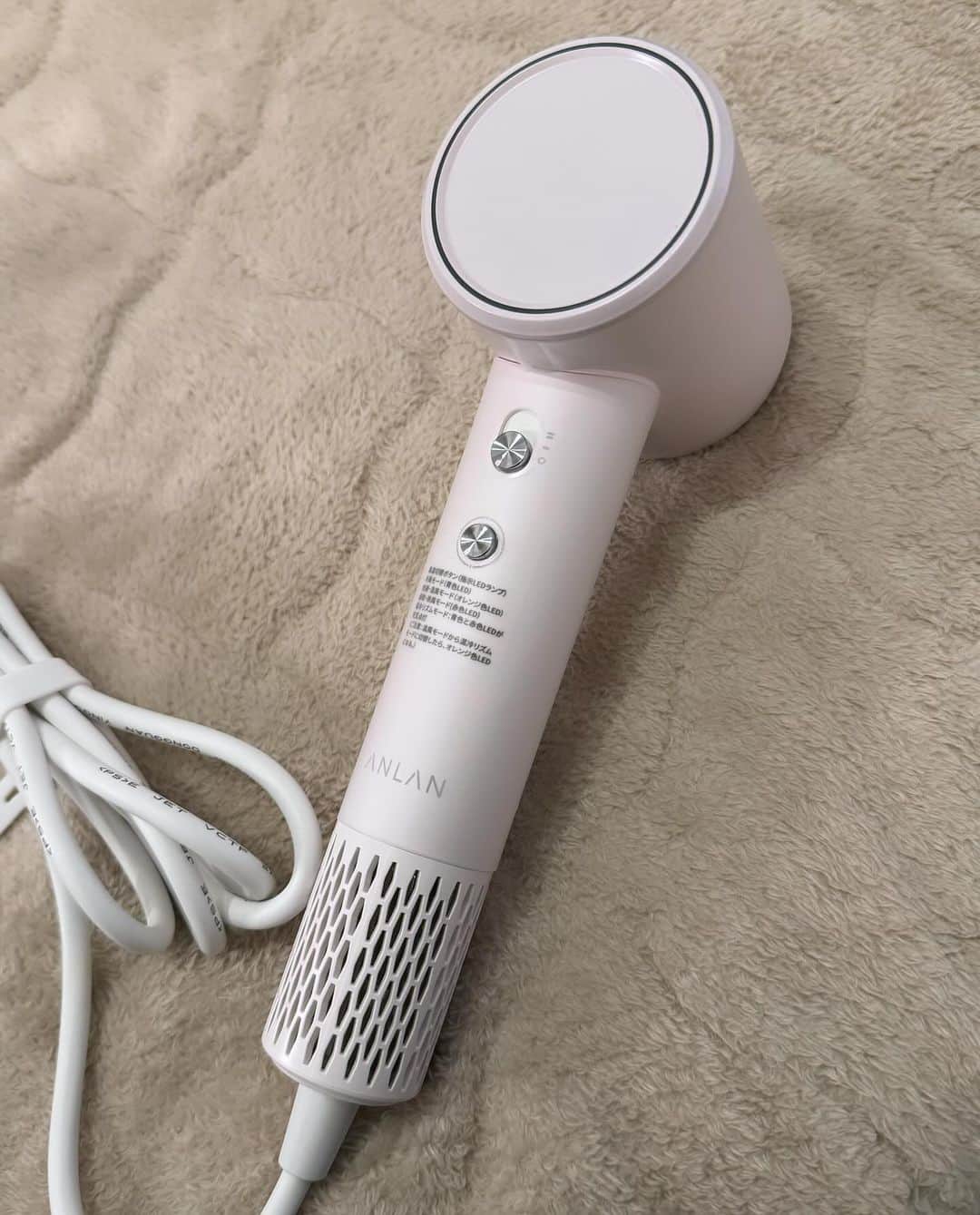 中谷あすみさんのインスタグラム写真 - (中谷あすみInstagram)「私がドライヤーに求めることはまず速乾🌪️ ダラダラと乾かすのは苦手なのです☺️  最近新しく @anlan_official_japan さんのドライヤーにしたのだけど大風量で本当にすぐ乾くからありがたい🫶  しかも1億マイナスイオンで頭皮とのWケアもできるの最高です✨ 見た目もピンクで可愛くてお気に入り🧡  お得なクーポンもあるのでぜひチェックしてみてね☺︎  購入サイト：https://item.rakuten.co.jp/baselab/05-acfj31-04j/ クーポン：https://coupon.rakuten.co.jp/getCoupon?getkey=STBMUi0yME5SLTFMUlYtM1RRUA—&rt=  #PR #ANLAN #アンラン #ANLANダブルケアドライヤー #ダブルケアドライヤー #ヘアドライヤー #ドライヤー#速乾ドライヤー #楽天市場 #楽天スーパーセール」11月4日 16時27分 - asumi_naa