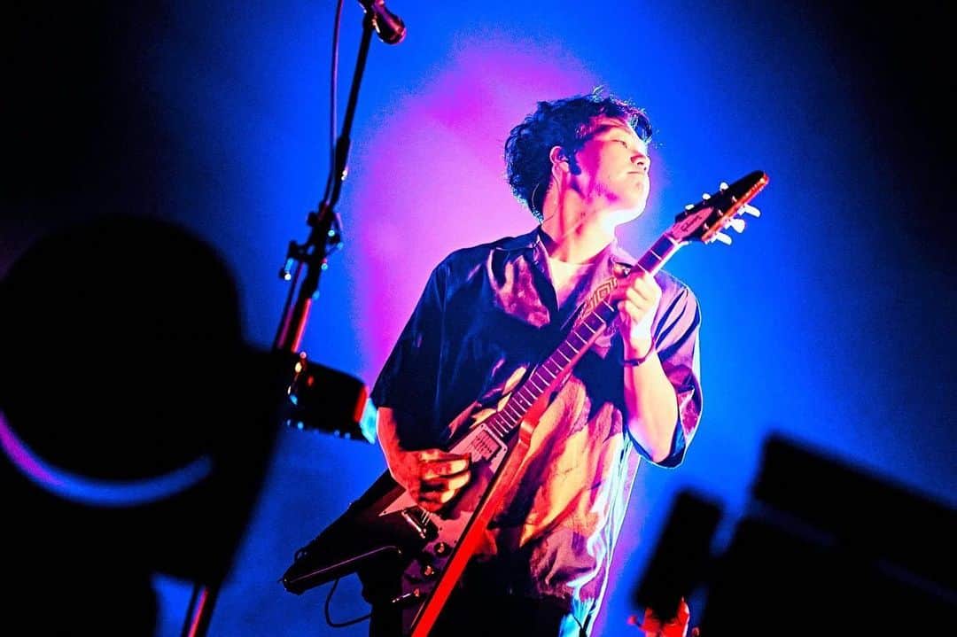 田辺由明さんのインスタグラム写真 - (田辺由明Instagram)「メジャーデビュー3周年。  みんなが居るからライブが出来ます。 みんなが居るから曲が出せます。 みんなが居るからギターが弾けます。  本当にありがとう。  これからもよろしくお願いします🤘  #マカロニえんぴつ #マカロックツアー   photo by浜野カズシ @hamanokazushi」11月5日 3時25分 - toriashi_vyt