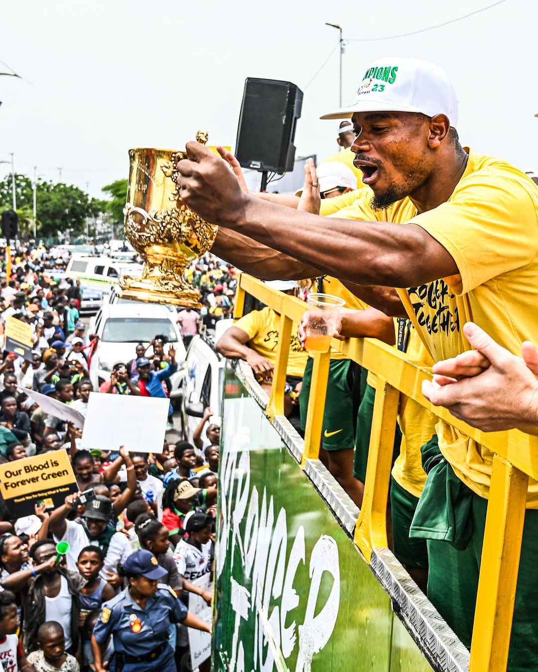 ラグビー南アフリカ代表さんのインスタグラム写真 - (ラグビー南アフリカ代表Instagram)「Another day of amazing support - thank you Durbs! 🏆🚌 #Springboks #StrongerTogether  📸 Gallo Images」11月5日 1時50分 - bokrugby