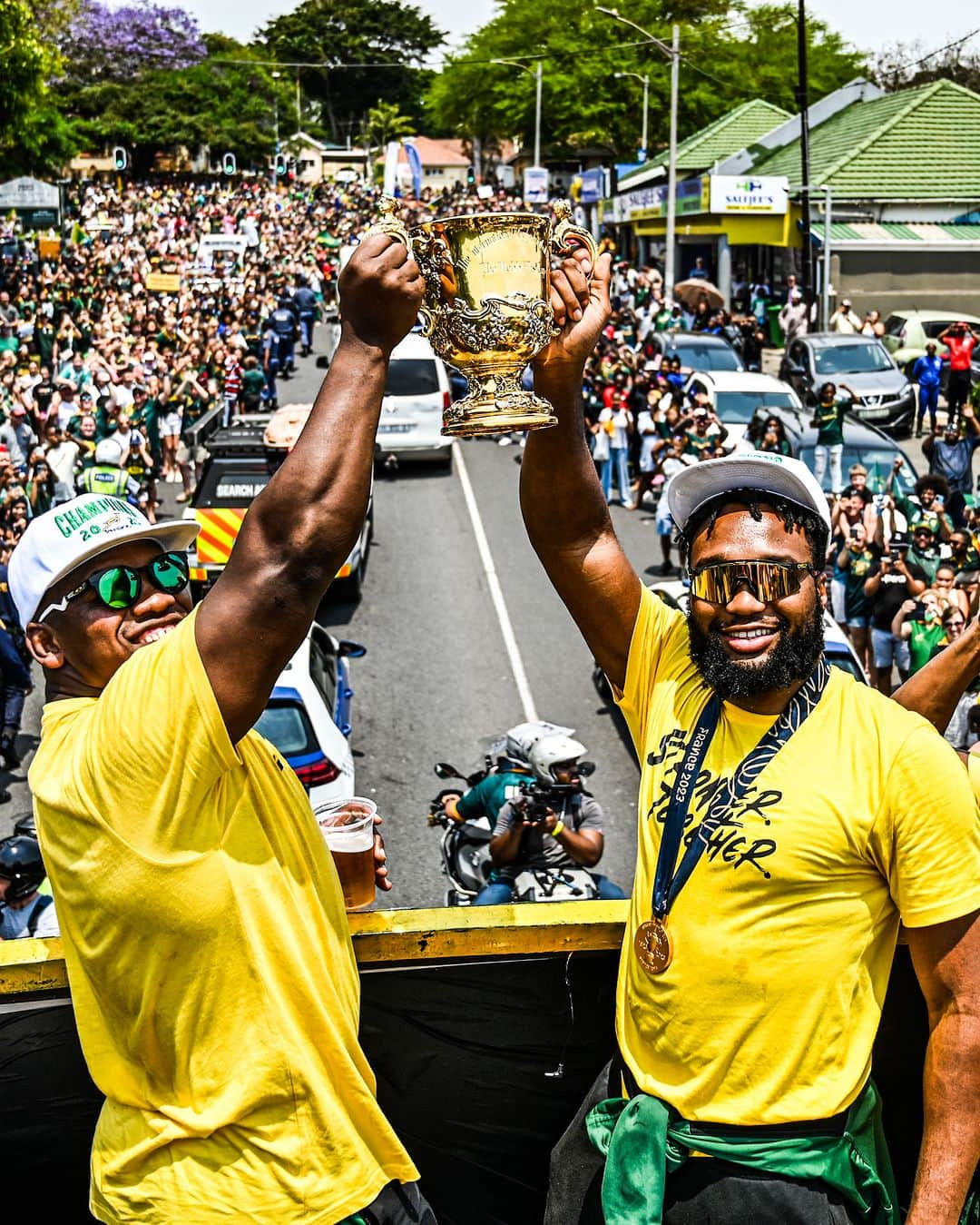 ラグビー南アフリカ代表さんのインスタグラム写真 - (ラグビー南アフリカ代表Instagram)「Another day of amazing support - thank you Durbs! 🏆🚌 #Springboks #StrongerTogether  📸 Gallo Images」11月5日 1時50分 - bokrugby