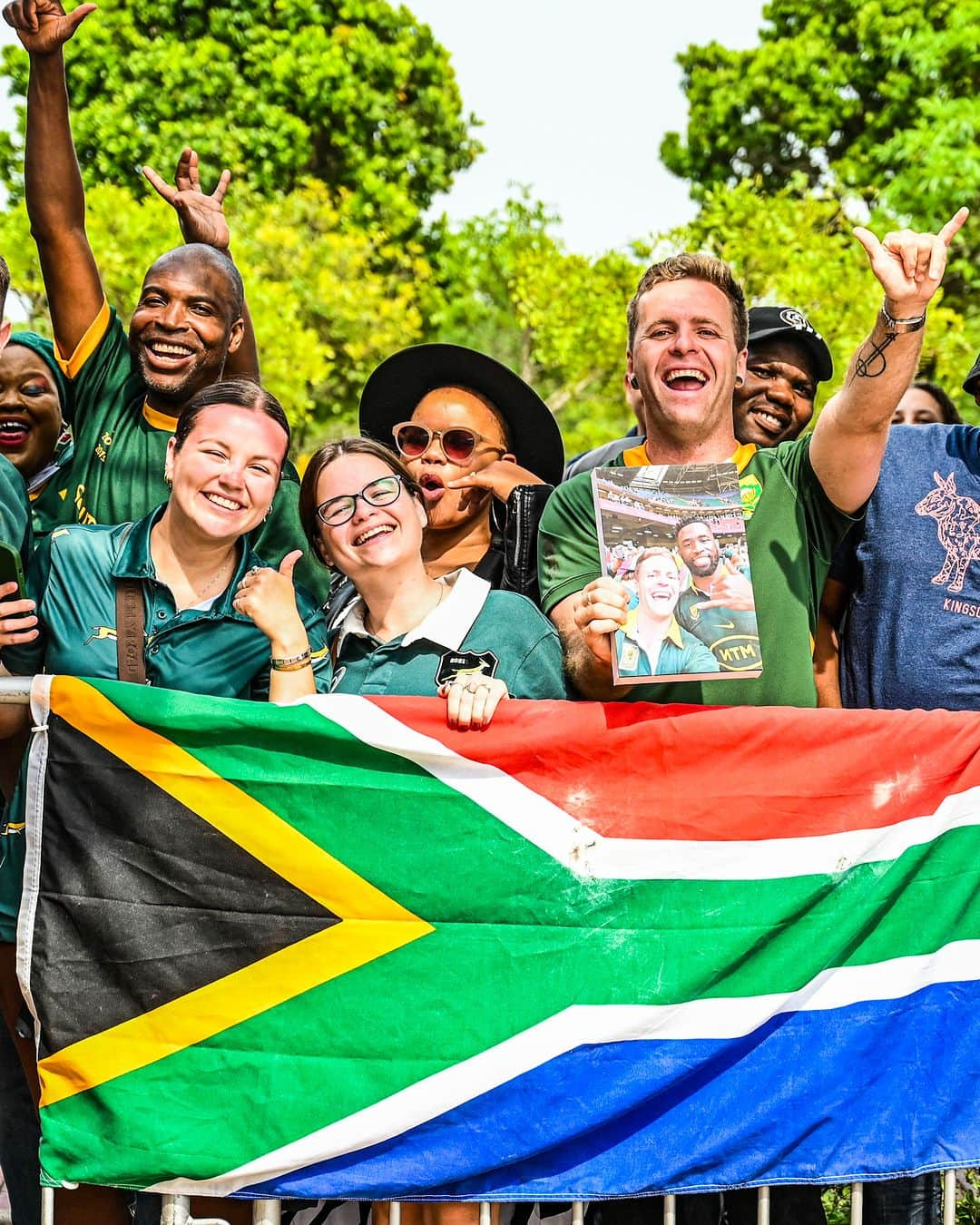 ラグビー南アフリカ代表さんのインスタグラム写真 - (ラグビー南アフリカ代表Instagram)「Another day of amazing support - thank you Durbs! 🏆🚌 #Springboks #StrongerTogether  📸 Gallo Images」11月5日 1時50分 - bokrugby