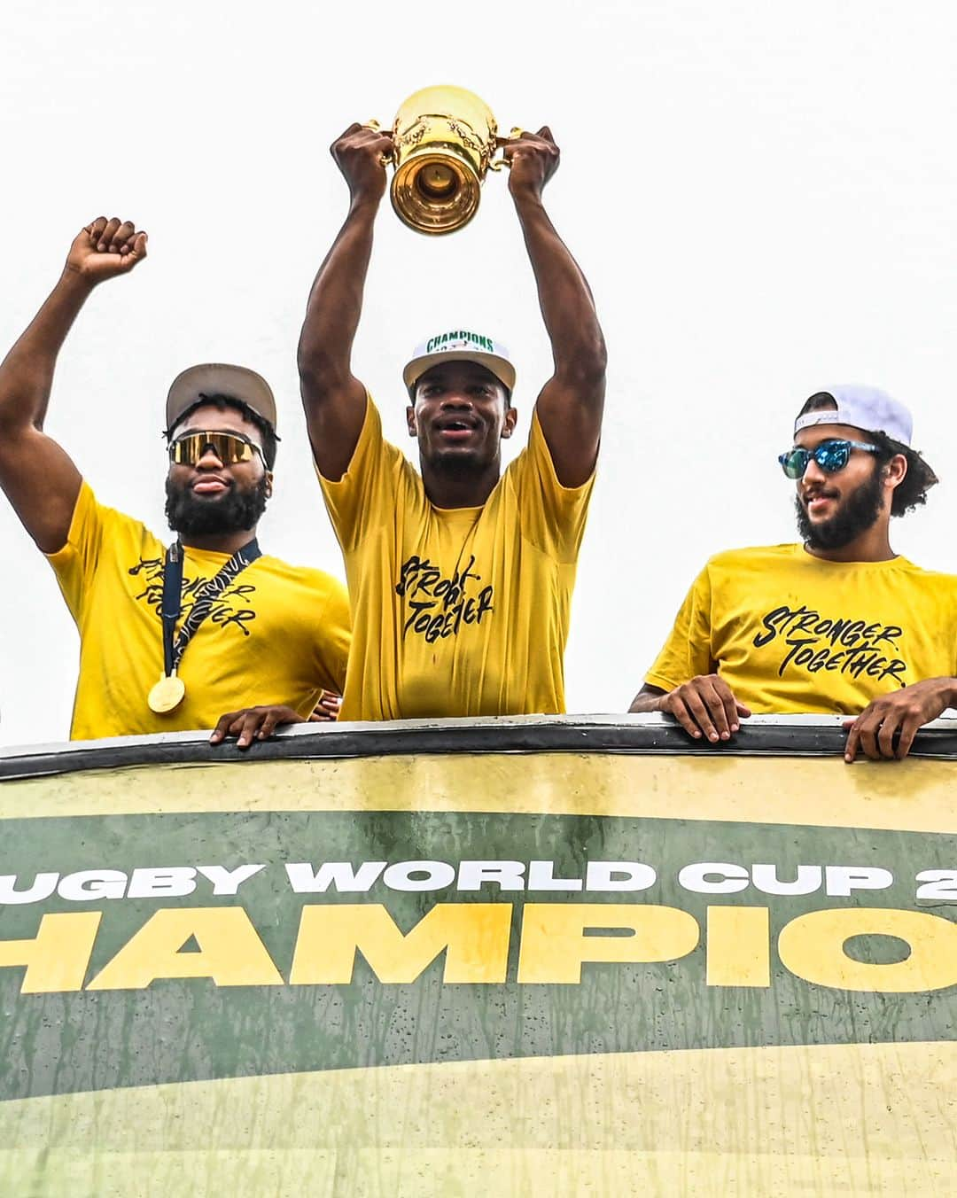 ラグビー南アフリカ代表のインスタグラム：「Another day of amazing support - thank you Durbs! 🏆🚌 #Springboks #StrongerTogether  📸 Gallo Images」