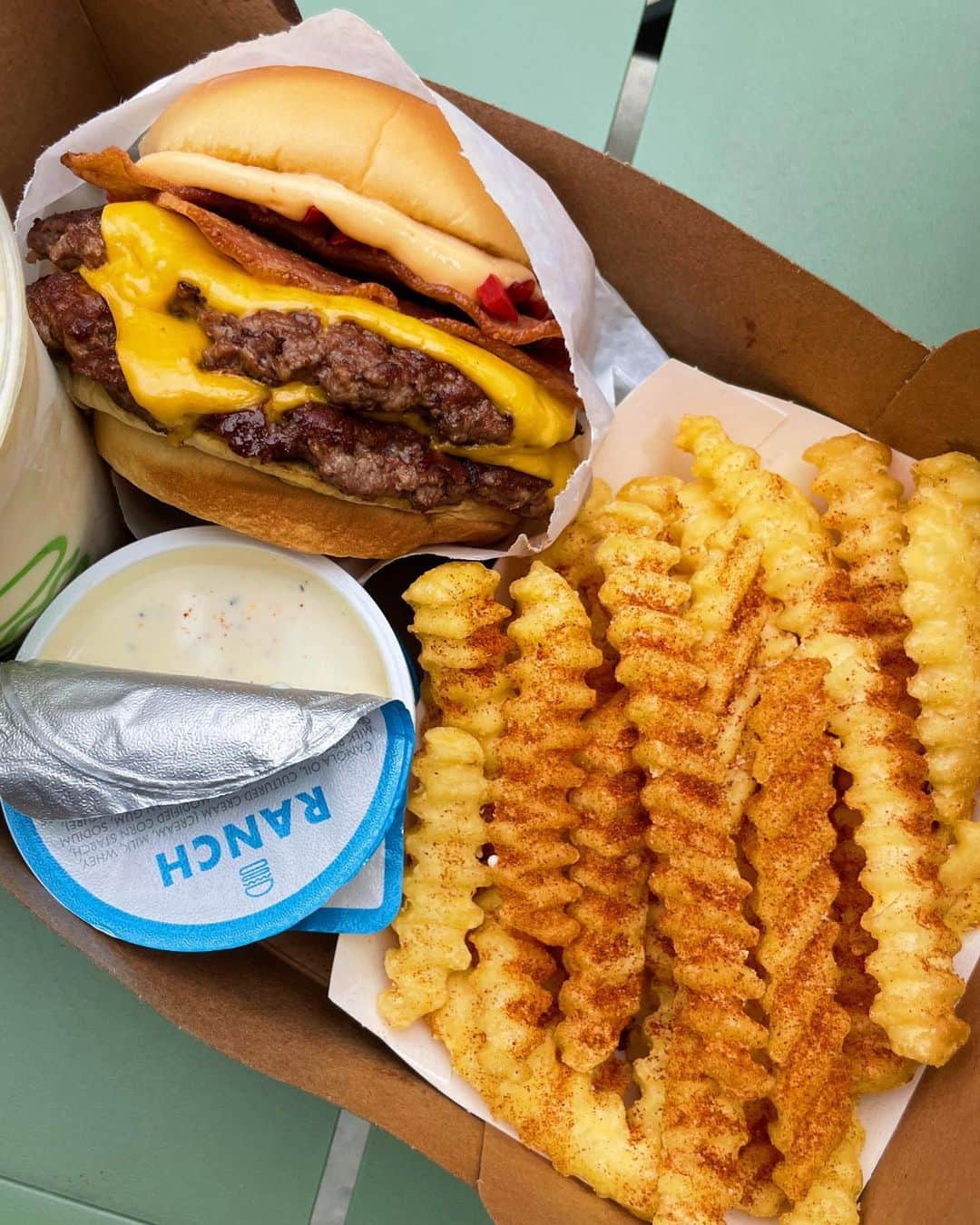 SHAKE SHACKさんのインスタグラム写真 - (SHAKE SHACKInstagram)「Fact: It's not a Shack meal without crinkle cuts.   📸 2: saramws90 📸 3: clovchoi」11月5日 1時59分 - shakeshack