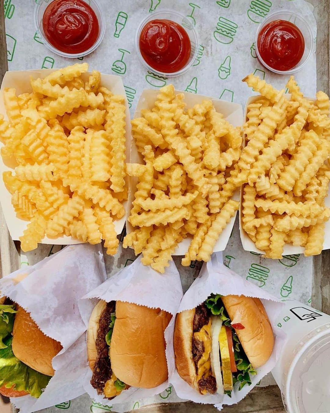 SHAKE SHACKさんのインスタグラム写真 - (SHAKE SHACKInstagram)「Fact: It's not a Shack meal without crinkle cuts.   📸 2: saramws90 📸 3: clovchoi」11月5日 1時59分 - shakeshack