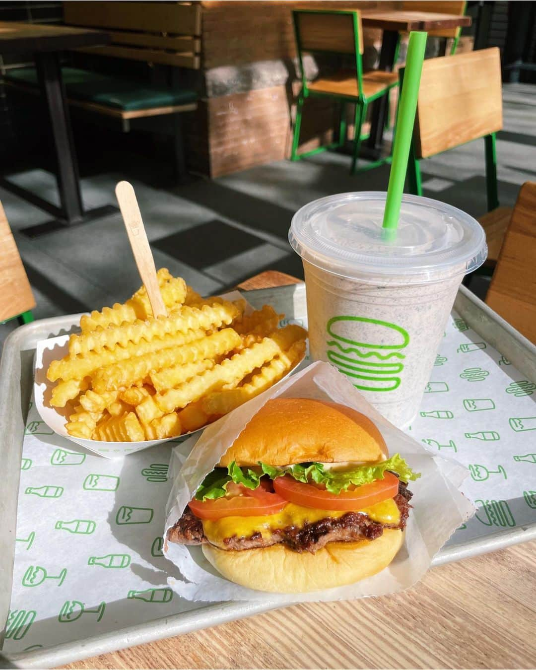 SHAKE SHACKさんのインスタグラム写真 - (SHAKE SHACKInstagram)「Fact: It's not a Shack meal without crinkle cuts.   📸 2: saramws90 📸 3: clovchoi」11月5日 1時59分 - shakeshack