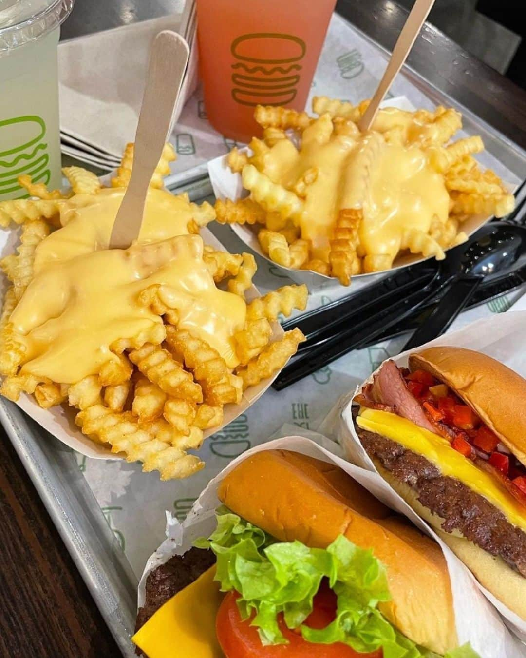 SHAKE SHACKさんのインスタグラム写真 - (SHAKE SHACKInstagram)「Fact: It's not a Shack meal without crinkle cuts.   📸 2: saramws90 📸 3: clovchoi」11月5日 1時59分 - shakeshack