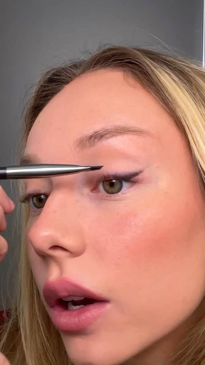 Vogue Españaのインスタグラム：「¿Conseguir la mirada felina de Ester Expósito? Ella misma nos explica las claves para copiar su eyeliner 🔥」