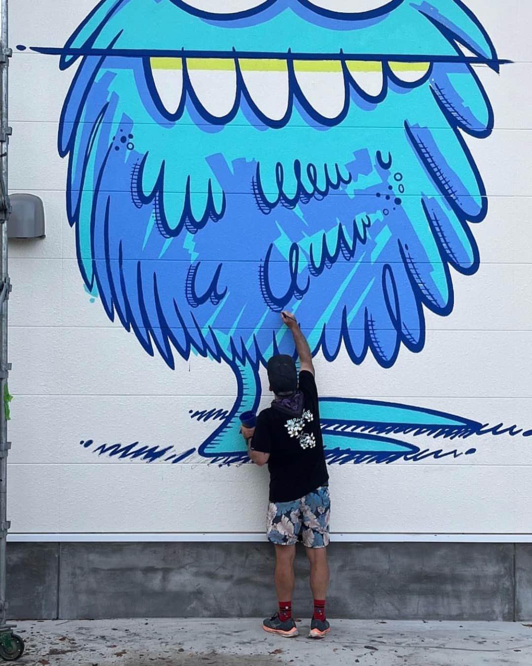 Stanceのインスタグラム：「Love to see it ✍️🎨   Our #punksandpoets @klyonsnatborn created a single 13 foot plus monster chilling in the mountains of Shirahama. ⛰️  #stitcheddifferent #stancesocks @japanwalls @worldwidewalls」